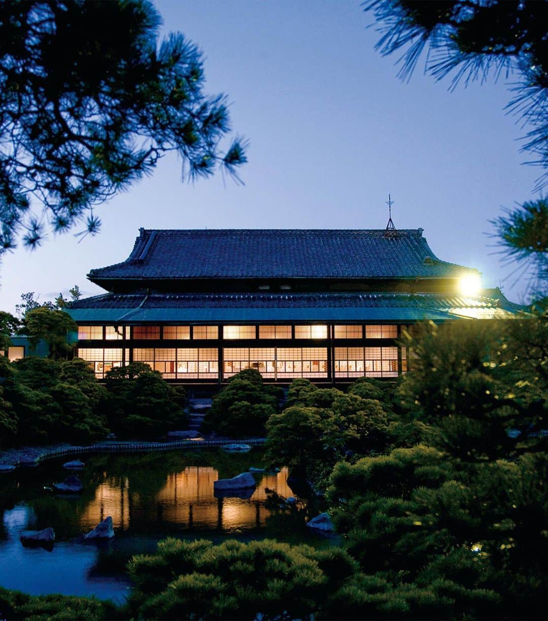 柳川藩主立花邸御花 | Yanagawa Ohanaさんのインスタグラム写真 - (柳川藩主立花邸御花 | Yanagawa OhanaInstagram)「今宵は御花の特別な夜のオンラインツアーをご紹介いたします🌙 ⁡ 立花家史料館が取り組んでいる、文化財の裏側や細部の至近距離からの鑑賞をご自宅から体験できるオンラインミュージアムツアー。 ⁡ 今回は、和館と洋館がつらなる立花伯爵邸の内部を普段立ち入れない場所までカメラを入れて楽しめます✨ ⁡ 実は私たち御花で働く人々さえ知らない、文化財の裏側や物語がそこにはまだまだたくさん眠っています。 ⁡ そんな御花の知られざる魅力をたっぷり感じていただける、特別なオンラインツアーです。 ⁡ 私たちも楽しみにしている本企画。 ⁡ お天気に恵まれましたら美しい十六夜の月夜に映える文化財の姿をご覧いただけるかもしれません。 ⁡ ■ご自宅に「おはなのうむすび」が届く！ このオンラインツアーでは、食も楽しみながらご自宅から体験できるようになっております。 御花の秘伝のタレを絡めたもちもちご飯に、ふっくらとした香ばしい鰻が合わさった御花の料亭の味を、お手軽にお楽しみいただける冷凍商品を発送いたします。 ⁡ 歴史的エピソードを交えながら、創建から修復、そして今に繋がる立花伯爵邸の見どころ建物を一緒に探訪いたしましょう。 ⁡ ■オンラインツアー  時空を越える旅ー立花伯爵邸オンライン探訪ー 受け継がれる武家文化の格式と新時代の香り、一度は訪れたい近代和風建築の魅力 ⁡ 11月28日(火) 19:00～20:30 講師：立花家史料館　館長　植野かおり ⁡ 詳細はこちら http://www.tachibana-museum.jp/lecture/event.html  #御花 #立花家 #立花家史料館  #立花宗茂 #柳川藩主立花邸御花  #オンラインツアー #オンラインガイド #大名家 #柳川」10月26日 19時05分 - tachibanateiohana