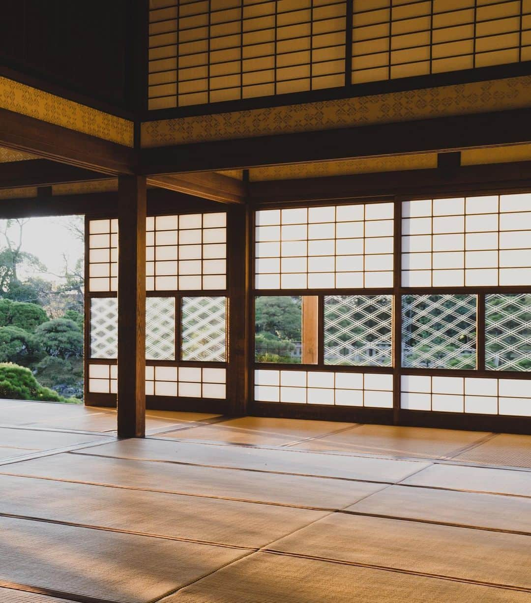 柳川藩主立花邸御花 | Yanagawa Ohanaのインスタグラム：「今宵は御花の特別な夜のオンラインツアーをご紹介いたします🌙 ⁡ 立花家史料館が取り組んでいる、文化財の裏側や細部の至近距離からの鑑賞をご自宅から体験できるオンラインミュージアムツアー。 ⁡ 今回は、和館と洋館がつらなる立花伯爵邸の内部を普段立ち入れない場所までカメラを入れて楽しめます✨ ⁡ 実は私たち御花で働く人々さえ知らない、文化財の裏側や物語がそこにはまだまだたくさん眠っています。 ⁡ そんな御花の知られざる魅力をたっぷり感じていただける、特別なオンラインツアーです。 ⁡ 私たちも楽しみにしている本企画。 ⁡ お天気に恵まれましたら美しい十六夜の月夜に映える文化財の姿をご覧いただけるかもしれません。 ⁡ ■ご自宅に「おはなのうむすび」が届く！ このオンラインツアーでは、食も楽しみながらご自宅から体験できるようになっております。 御花の秘伝のタレを絡めたもちもちご飯に、ふっくらとした香ばしい鰻が合わさった御花の料亭の味を、お手軽にお楽しみいただける冷凍商品を発送いたします。 ⁡ 歴史的エピソードを交えながら、創建から修復、そして今に繋がる立花伯爵邸の見どころ建物を一緒に探訪いたしましょう。 ⁡ ■オンラインツアー  時空を越える旅ー立花伯爵邸オンライン探訪ー 受け継がれる武家文化の格式と新時代の香り、一度は訪れたい近代和風建築の魅力 ⁡ 11月28日(火) 19:00～20:30 講師：立花家史料館　館長　植野かおり ⁡ 詳細はこちら http://www.tachibana-museum.jp/lecture/event.html  #御花 #立花家 #立花家史料館  #立花宗茂 #柳川藩主立花邸御花  #オンラインツアー #オンラインガイド #大名家 #柳川」