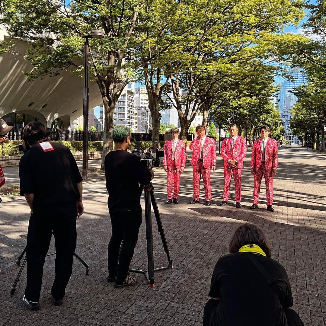 純烈さんのインスタグラム写真 - (純烈Instagram)「💜❤🧡💚  ＼ 元ネタはあの作品！遂にメイキング映像公開！！ ／  今まで純烈がめぐり逢いお世話になった方々が出演してくださった今回のミュージックビデオ「だってめぐり逢えたんだ」 “歌わない！踊らない！”そんな撮影の様子を遂に公開しちゃいます😊  岩永さんは初めてのMV撮影ということもありワクワクしているようでした✨  メイキングはYouTubeチャンネル【純烈じゃ〜TV】にてご覧いただけます🤳 2:50くらいのシーンで江畑mgが指さす先は一体・・・  ぜひご覧ください！   #純烈  #だってめぐり逢えたんだ  #メイキング   #youtube  #純烈じゃーtv   #酒井一圭  #白川裕二郎  #後上翔太  #岩永洋昭」10月26日 19時06分 - junretsu_official