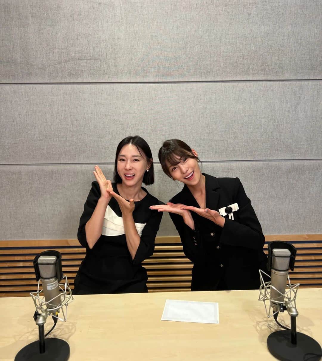 キム・ジョンファのインスタグラム：「갈때마다 볼때마다 힐링되는 #나누는라디오쇼 참 맘씨도 예쁜 지혜언니랑 눈물 쏘옥~~ 빼다가 왔네요^^ #MBC #오늘밤방송 #눈물샘주의」