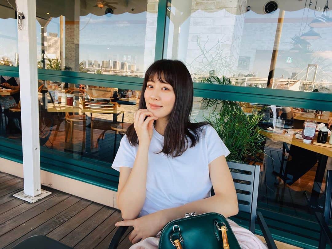 岡本杏理のインスタグラム：「テラスがとっても過ごしやすい時期ですね🍂」