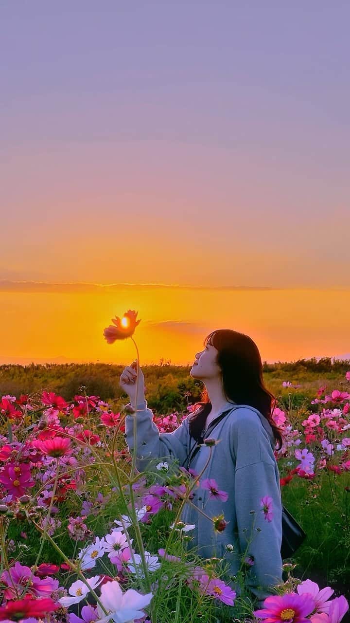 あああつしのインスタグラム：「一枚目と二枚目どっちが好き！？ ジャンプか夕日か！」