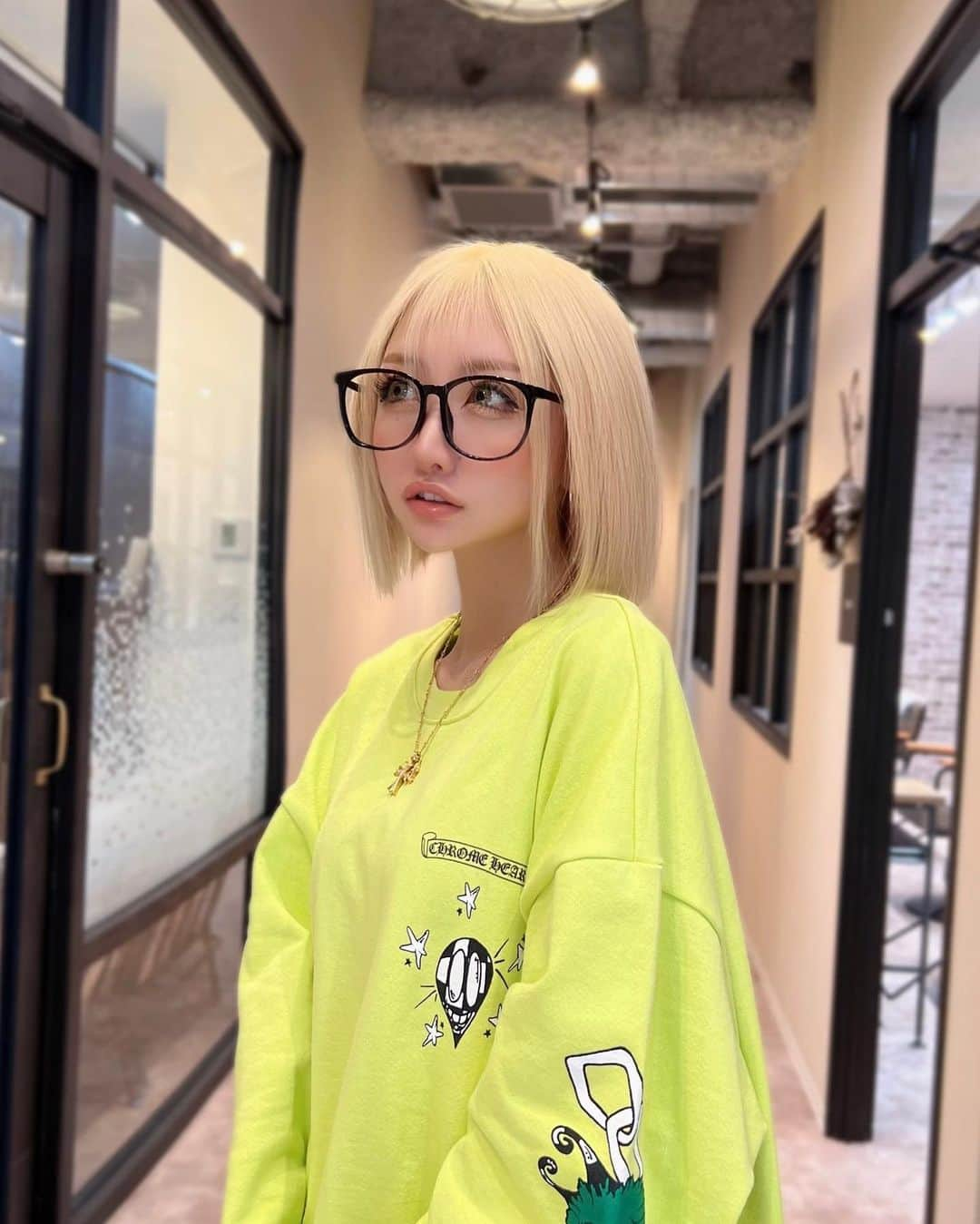 藤堂静華のインスタグラム：「︎︎︎︎☑︎ 🧸💚  過去一明るい私の髪の毛。⚡️  明るくすると暗くしたくなるし、 髪切るとエクつけたくなるのあるあるだよね？🤣  #ハイトーンボブ #ハイトーンカラー #ショートヘア  #ChromeHearts #クロム女子#fashion #伊達メガネ」