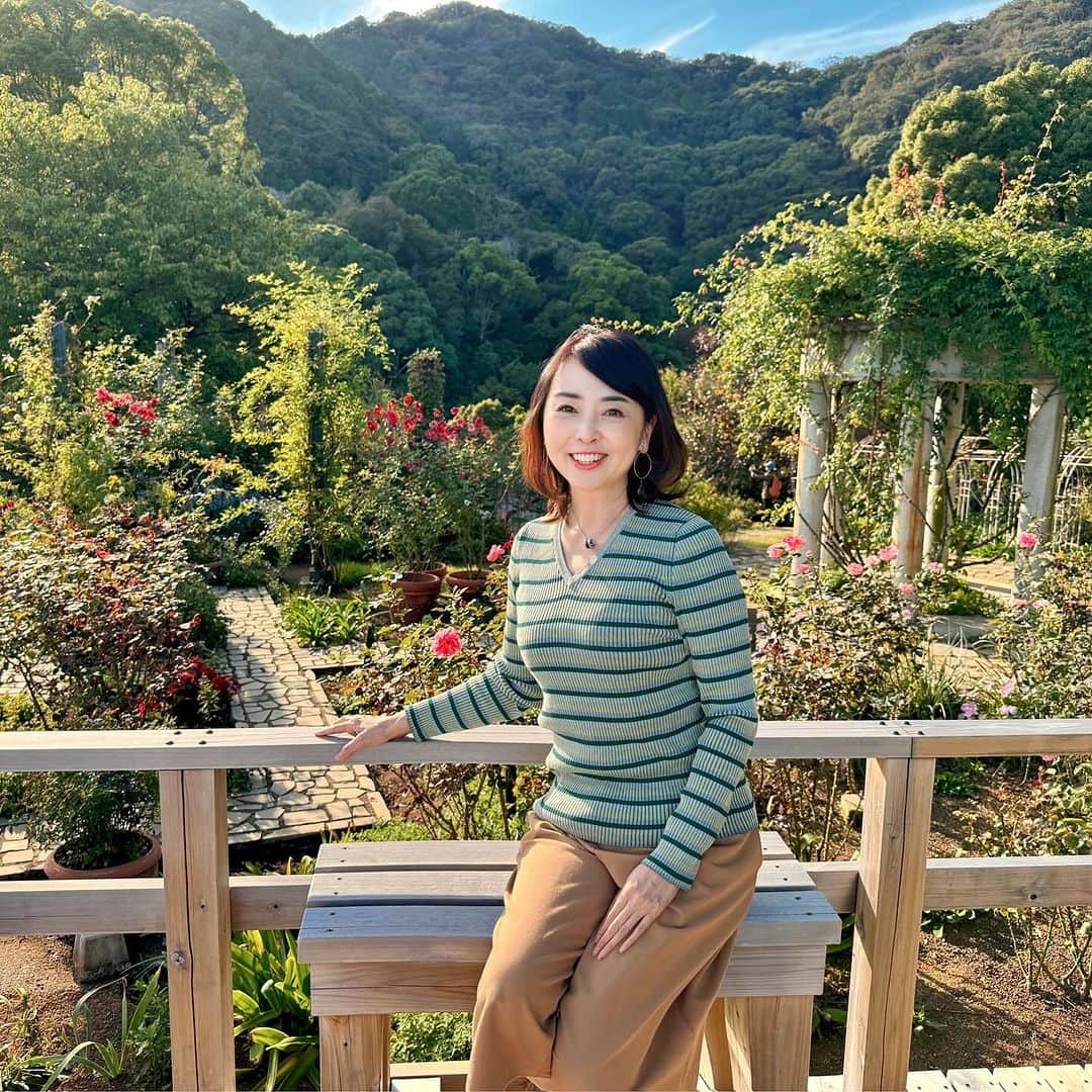 牛窪万里子さんのインスタグラム写真 - (牛窪万里子Instagram)「先日、親友の荒井 弥栄さんと熱海まで大人の遠足へ！ @yae.arai.0305_loveprince   ハードスケジュールが続く中、真っ青な空と海の景色に心から癒されました。  伺ったのはACAO FOREST。建築家の隈研吾氏が設計した眺望カフェ「COEDA HOUSE」がありました。小さな枝を組み合わせ大きな木のようなイメージだそうです。樹齢800年のアラスカヒノキを1500本も使用しているとか。  敷地内のイングリッシュガーデンにはバラや秋の花が咲き乱れていました。  【ACAO FOREST 】 https://acao.jp/forest  #熱海 #acaoforest #隈研吾設計 #隈研吾 #codeahouse #大人の遠足 #旅行」10月26日 19時10分 - mariko_ushikubo