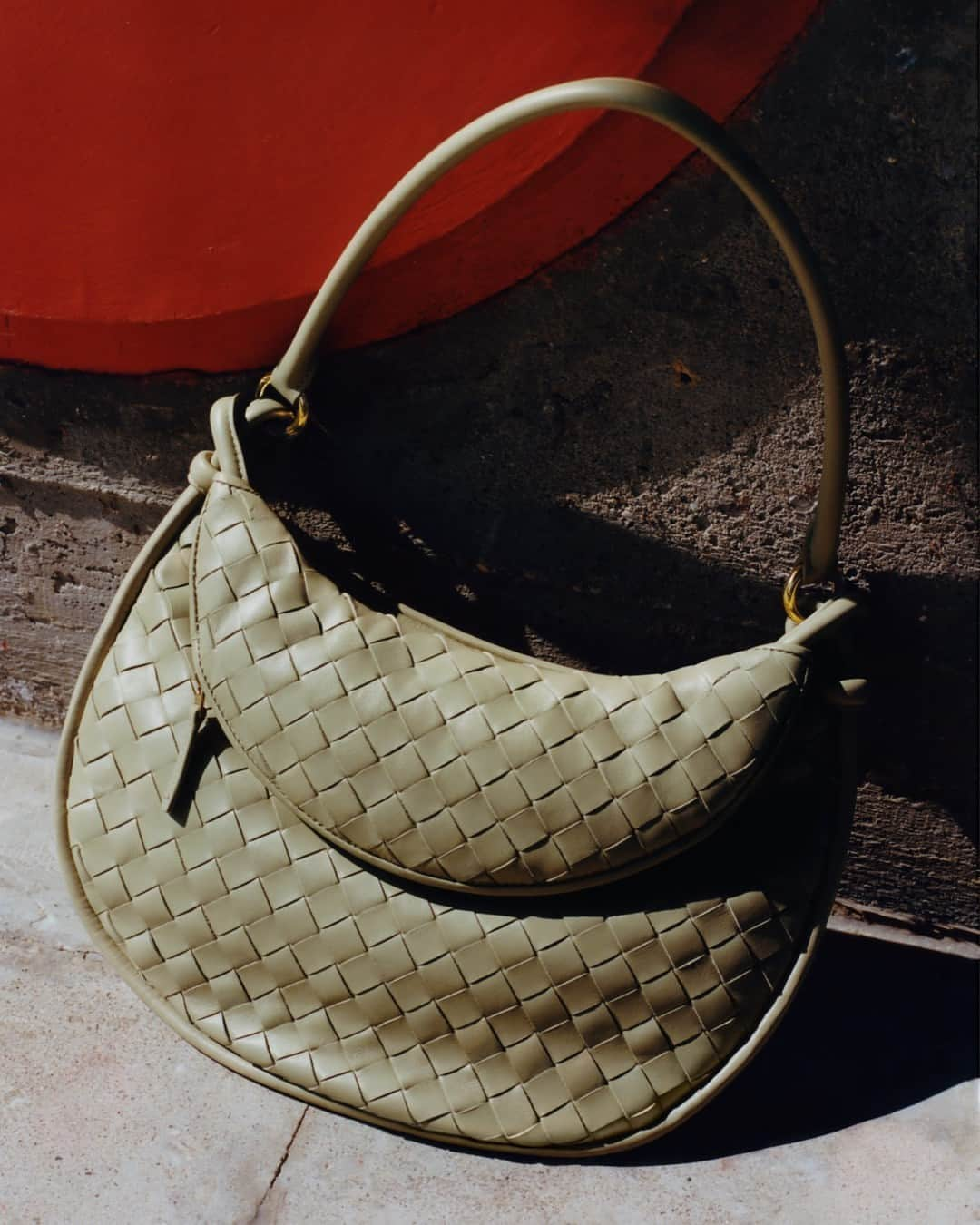 MATCHESFASHION.COMさんのインスタグラム写真 - (MATCHESFASHION.COMInstagram)「Matthieu Blazy’s #BottegaVeneta is synonymous with innovative craftsmanship, especially when it comes to bags. The Gemelli is available now at MATCHES.」10月26日 19時11分 - matches