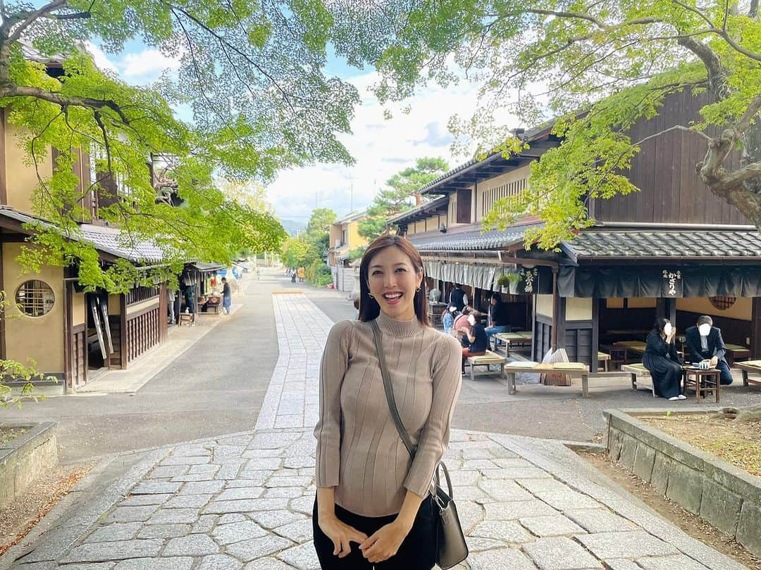 小澤陽子のインスタグラム：「🍵🌿  少し前。おやすみに弾丸で京都に🚄  関西に会いたい人が沢山いて。 一泊二日で、 京都　➫ 大阪　➫ 神戸　にお邪魔しました！ (人に会うのがメインだったので、今回観光はあまりせず🥺)  紅葉前だったけど、外国人をはじめ、沢山の人が😳 紅葉シーズンになったらどうなっちゃうんだろう！  京都では 挙式した神社にご挨拶して、夫の家族に会い、 食べたかった京都の食を堪能しまくりました😂🤍  #食欲の秋 #第三の故郷になりつつある #素敵な街だなぁ〜 #癒 #京都　#Kyoto #お義母さんとデート #楽を優先 #マタニティコーデ」