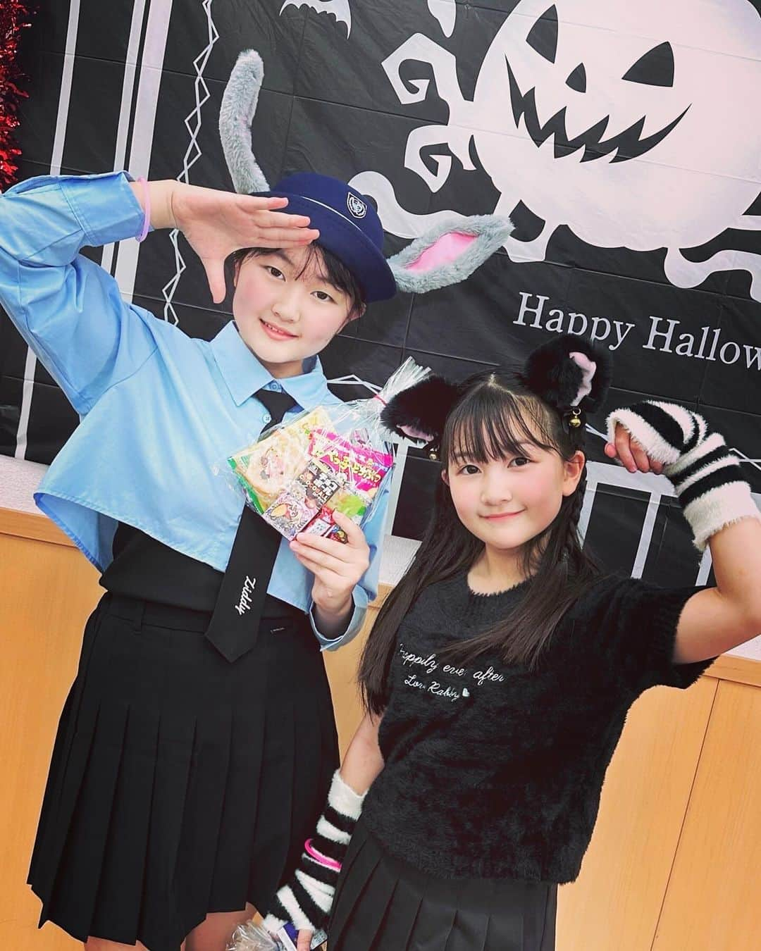 はねまりのインスタグラム：「ハロウィン🎃ダンスレッスン👻仮装👮🐈‍⬛  #はねまり #はねまりチャンネル #ユーチューバー #キッズファッション #ファッション #小学生コーデ #ハロウィンコスプレ #ハロウィン仮装 #hanemari #youtuber #js #halloween」