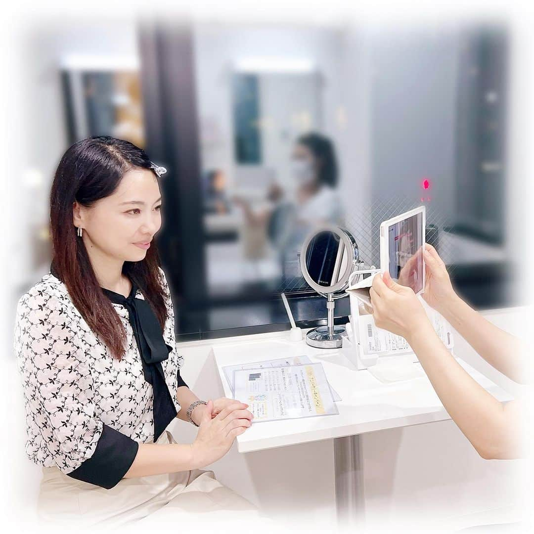 柴本愛沙さんのインスタグラム写真 - (柴本愛沙Instagram)「❤︎ 自分メンテナンスDAY✨  POLA THE BEAUTY新橋店で、 フェイシャルのホワイトケアをしてきました。 ポーラのエステはたくさんありますが、 新橋店では、AI分析を基にして 自分に合ったエステの内容や ケアをしっかり提案してくれて、 お手入れ前に念入りに肌分析していただけました。 これまでも機械で肌診断をしたことがありましたが、 ポーラのAI分析では、動画を撮影して診断するなど、 診断メニューが豊富なんです。 この肌分析の結果を踏まえて、 オリジナルの手技で美肌作りをサポートしてくれます。  デコルテケアからフェイシャルケアまで、 ほどよい刺激とリズミカルな刺激で気持ち良かった♡ ゆったりとした個室で、 日々の疲れが一気に吹き飛びました。  私のインスタを見たと新橋店にエステ予約いただくと 施術中にハンドトリートメントがサービスされるみたい。 いいないいなー✨ ご予約は新橋店のみ有効です♪ https://beauty.hotpepper.jp/kr/slnH000276740/  #pr #インフルエンサーワークス #ポーラ #pola #美容day #美容 #スキンケア #エステ #ポーラザビューティ新橋店 #フェイシャルエステサロン #ポーラエステ #新橋 #新橋エステ #銀座エステ #銀座 #ブライダルエステ #美白ケア #AI肌診断　@pola_shinbashi」10月26日 19時11分 - aisa_shibamoto