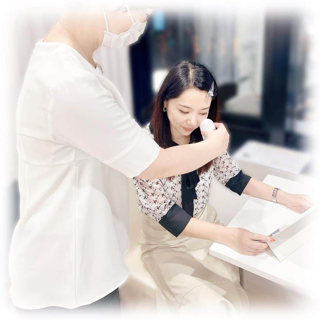 柴本愛沙さんのインスタグラム写真 - (柴本愛沙Instagram)「❤︎ 自分メンテナンスDAY✨  POLA THE BEAUTY新橋店で、 フェイシャルのホワイトケアをしてきました。 ポーラのエステはたくさんありますが、 新橋店では、AI分析を基にして 自分に合ったエステの内容や ケアをしっかり提案してくれて、 お手入れ前に念入りに肌分析していただけました。 これまでも機械で肌診断をしたことがありましたが、 ポーラのAI分析では、動画を撮影して診断するなど、 診断メニューが豊富なんです。 この肌分析の結果を踏まえて、 オリジナルの手技で美肌作りをサポートしてくれます。  デコルテケアからフェイシャルケアまで、 ほどよい刺激とリズミカルな刺激で気持ち良かった♡ ゆったりとした個室で、 日々の疲れが一気に吹き飛びました。  私のインスタを見たと新橋店にエステ予約いただくと 施術中にハンドトリートメントがサービスされるみたい。 いいないいなー✨ ご予約は新橋店のみ有効です♪ https://beauty.hotpepper.jp/kr/slnH000276740/  #pr #インフルエンサーワークス #ポーラ #pola #美容day #美容 #スキンケア #エステ #ポーラザビューティ新橋店 #フェイシャルエステサロン #ポーラエステ #新橋 #新橋エステ #銀座エステ #銀座 #ブライダルエステ #美白ケア #AI肌診断　@pola_shinbashi」10月26日 19時11分 - aisa_shibamoto