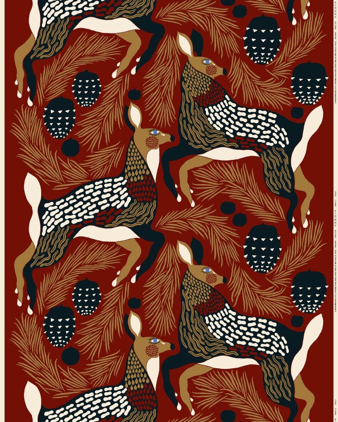 Marimekko Japanのインスタグラム：「2頭のオジロジカが鋭い眼光と力強い動きで、松の木の間を駆け抜けている様子が、紙に筆と墨で描かれたPeura（鹿）柄。Aino-Maija Metsolaの森の物語を継承しています。  Peura（ペウラ）/ 鹿 Design: Aino-Maija Metsola  #marimekko #marimekkofw23 #マリメッコ #マリメッコ愛 #北欧デザイン #フィンランド」