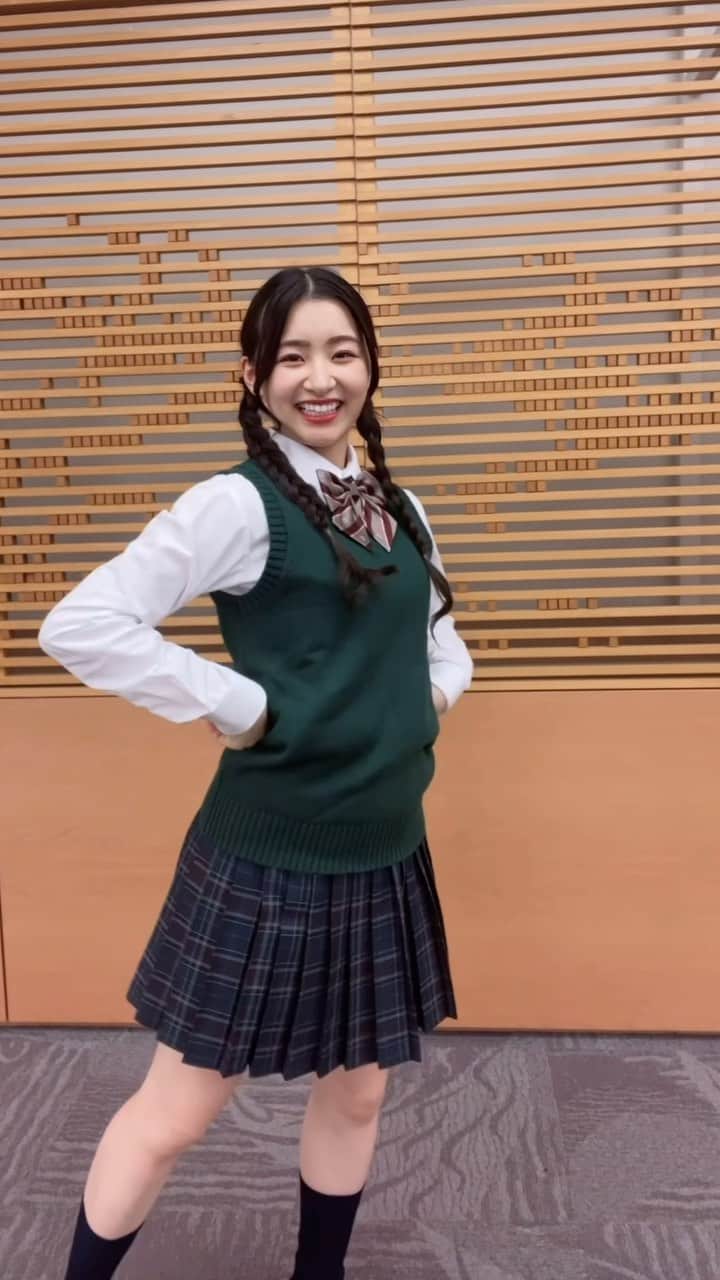 杏ジュリアのインスタグラム：「さぁて、質問です！ TikTokに載せたものと何が違うでしょう⁈  正解は、“音源が聞こえないまま撮った”ということでした！！ この動画を撮った時に超テンション高いひよりんが、元気に走り回っていまして音源がまったく聞こえなかったのです🤣 正解したかな⁇笑笑  最後の方「聞こえなーい🤣」って、 笑ってるの！笑笑  #踊ってみた #dance #ootd #AKB48 さん #制服 #とき宣 #杏ジュリア #三つ編み」