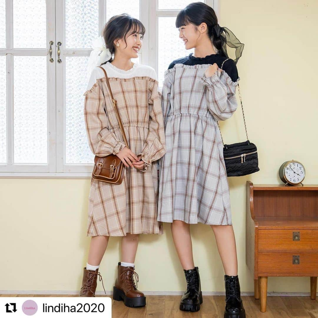 豊川亜咲さんのインスタグラム写真 - (豊川亜咲Instagram)「⋆౨ৎ˚⟡.• . Lindiha🤍🎀𓈒𓏸︎︎︎︎  お揃い可愛すぎる💕 @lindiha2020 ◀◁◀𝑪𝒉𝒆𝒄𝒌⋈*｡ﾟ  #pr #lindiha#リンディア #エイジアプロモーション #豊川亜咲   ･──＊──୨୧──＊──･  #Repost @lindiha2020 with @use.repost ・・・ 今年もハロウィンシーズン到来🎃すっかり日本でも、代表的なイベントの1つとなったハロウィン👻 ⁡ お店や街では、この時期だけの 可愛い飾りつけで華やかに✨ ⁡ ハロウィンといえば 仮装が楽しみな子も多いのでは？ ⁡ みんなはどんな仮装をするのかな？ ⁡ ＼特別な日のコーデに！／ ⁡ Lindihaでは、次々と冬アイテムが入荷中😉 ⁡ 可愛いアイテムがたくさんなので ぜひチェックを❤️ ⁡ 1年に1度のハロウィンイベント楽しんでね😍 ⁡ ⁡ #Lindiha #リンディア #イオン #ブランド #かわいい #可愛い #ファッション #jc #js #jcコーデ #jsコーデ #jcブランド #jsブランド #おしゃれ #お洒落 #オシャレ #おしゃれさんと繋がりたい #トレンド #トレンドコーデ #冬コーデ #豊川亜咲 #豊川亜咲© #紺野梨衣花 #紺野梨衣花©」10月26日 19時13分 - a_chan_1o3o