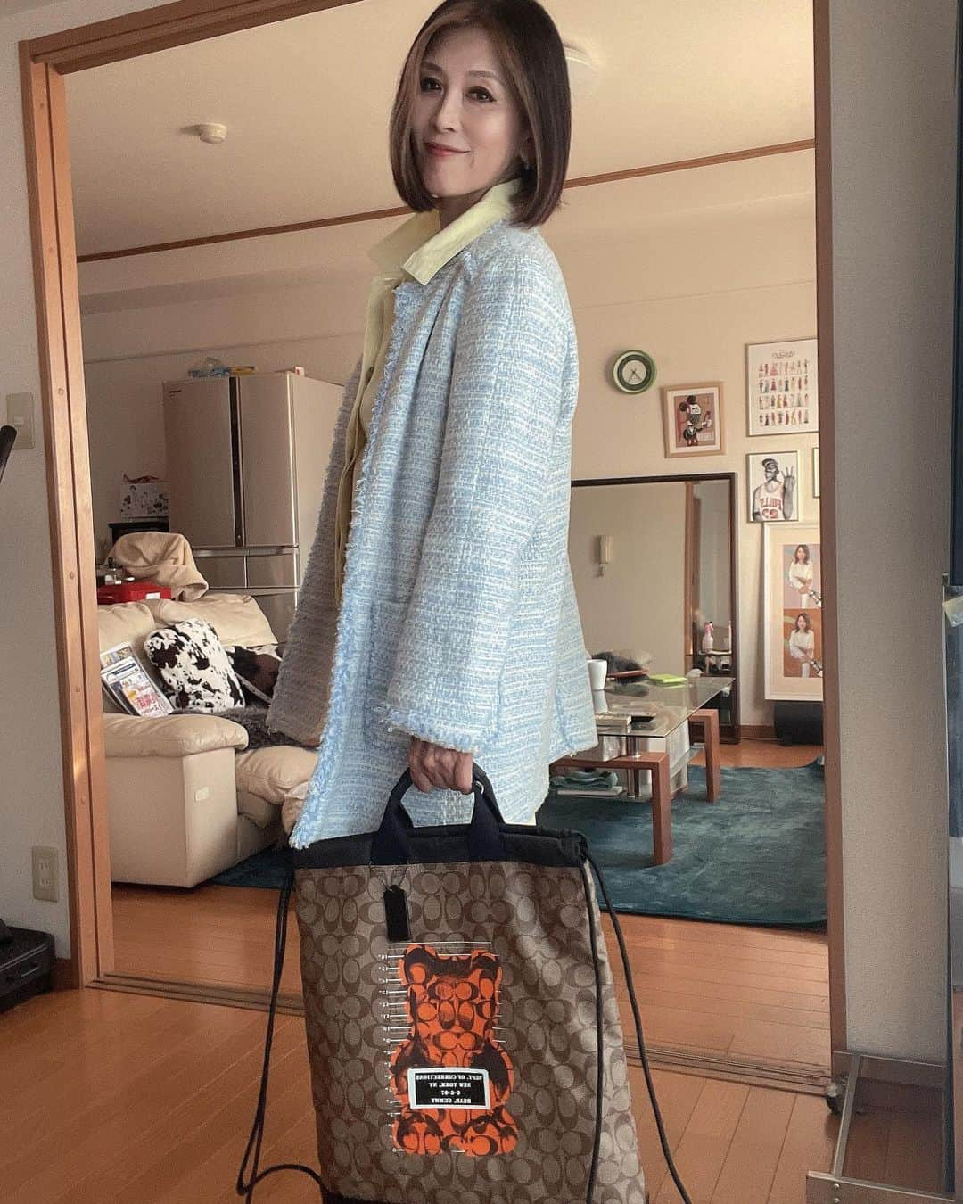 Naoko（なおこ）さんのインスタグラム写真 - (Naoko（なおこ）Instagram)「着替えまくって 結局違う服でした👩‍✈️  そろそろ 腹の脂肪、、、、🙀  この前お見せした クマグミバッグ。  悩みまくって買った甲斐ありました。  すごくでかくて なんでもぶちこめて。 使いやすくて 誰ともかぶらず ちょっと変で 値段もセーフぐらい。  なんの服にも 合うよー  久しぶりに 良い買い物しました。  使いやすいので デザイン違いでも おすすめ！  BUYMAにあとひとつだけ 在庫ありました。  #女子はbagと靴が好き  #筋トレ女子 #フィットネス女子#フィットネス#Fitness#筋トレ女子と繋がりたい #筋トレ好き#筋トレ好きと繋がりたい#減量 #くびれ#美ボディ #アラフィフ#アラフィフコーデ#ボディメイク #50代#健康 #熊本 #kumamoto」10月26日 19時13分 - smile_naohibi