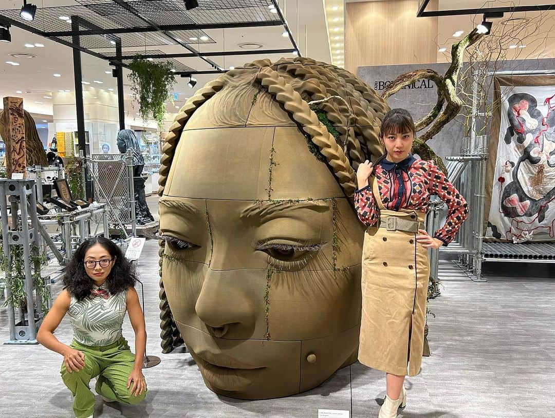 高橋沙織さんのインスタグラム写真 - (高橋沙織Instagram)「阪急うめだ7階で開催中の、アーティストREMAさんのアートスペース「neo BOTANICAL」へ行ってきました♪ 角座を建ててくださった株式会社北梅組さん、SUGIKOさん、FES株式会社さんとのコラボでこんな素敵空間になってました！ REMAさん、作品もお人柄もかっこよくてファンなった〜\(//∇//)\ みなさまもぜひ覗いてみて！  #REMA #阪急うめだ本店PR #株式会社北梅組 #SUGIKO #FES株式会社 #neoBOTANICAL #アルミカン」10月26日 19時14分 - arumikan_saorin