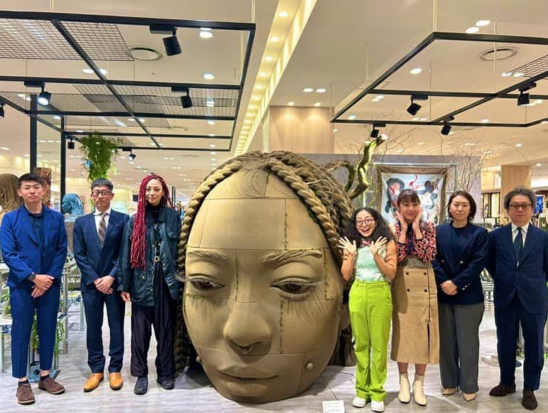 高橋沙織さんのインスタグラム写真 - (高橋沙織Instagram)「阪急うめだ7階で開催中の、アーティストREMAさんのアートスペース「neo BOTANICAL」へ行ってきました♪ 角座を建ててくださった株式会社北梅組さん、SUGIKOさん、FES株式会社さんとのコラボでこんな素敵空間になってました！ REMAさん、作品もお人柄もかっこよくてファンなった〜\(//∇//)\ みなさまもぜひ覗いてみて！  #REMA #阪急うめだ本店PR #株式会社北梅組 #SUGIKO #FES株式会社 #neoBOTANICAL #アルミカン」10月26日 19時14分 - arumikan_saorin