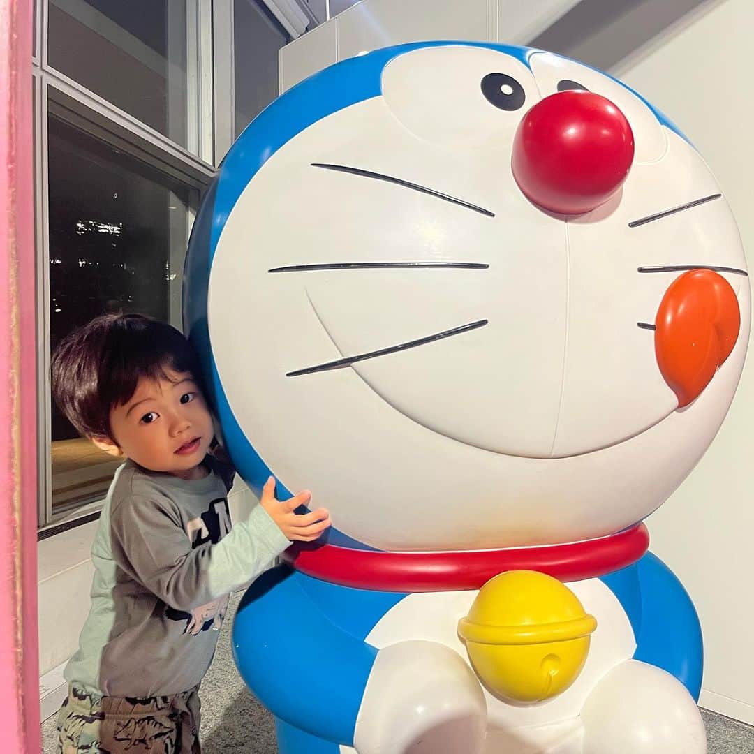 のインスタグラム：「………  テレレレッテレ〜✨  『ど〜こ〜に〜も〜行け〜ない〜ドア〜🚪』笑  大好きな✨ユリえもん✨👐🔦　@yurikamaeda   が、色々な道具を使って、うちの👶を喜ばせてくれたよ❣️  UFOキャッチャー🛸はお手のもの🫱で、ぜんぶ1発で、ドラえもん2つ✨とドラミちゃん🎀をとってくれました！ありがとう〜ね〜🥺✨✨笑　  また、色々アップします〜🙋‍♀️」