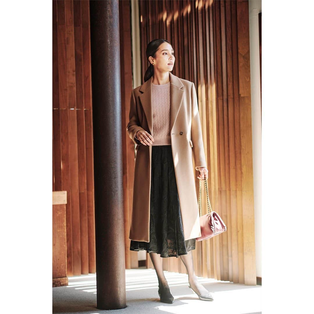 ロペさんのインスタグラム写真 - (ロペInstagram)「【WINTER LOOK Vol.2】 ⁡ 映画のシーンは女性の美しさと しなやかさが漂うSensualなシーンから クライマックスへ・・・ 女性らしさが香る上質なコートやニットはSensualなシルエットを上品に演出します。 肌寒くなるこれからのシーズンに 心から体を温めてくれるコレクション。 ⁡ J'aDoRe JUN ONLINEでご購入いただけます。 ⁡ ⁡ ⁡ @rope_jp @jadorejunonline  #look #冬コーデ #冬カラー #ロペ #ROPÉ #ropejp」10月26日 19時15分 - rope_jp