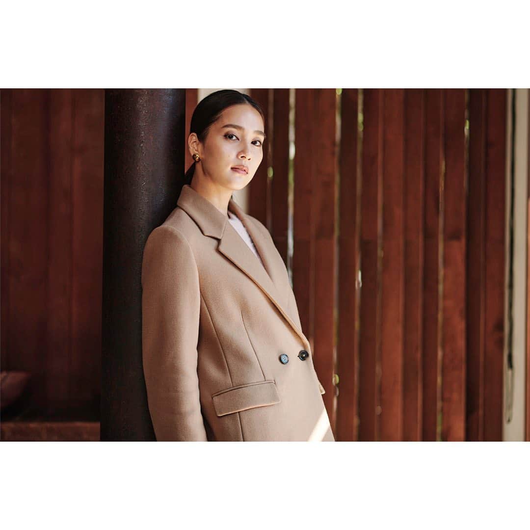 ロペのインスタグラム：「【WINTER LOOK Vol.2】 ⁡ 映画のシーンは女性の美しさと しなやかさが漂うSensualなシーンから クライマックスへ・・・ 女性らしさが香る上質なコートやニットはSensualなシルエットを上品に演出します。 肌寒くなるこれからのシーズンに 心から体を温めてくれるコレクション。 ⁡ J'aDoRe JUN ONLINEでご購入いただけます。 ⁡ ⁡ ⁡ @rope_jp @jadorejunonline  #look #冬コーデ #冬カラー #ロペ #ROPÉ #ropejp」