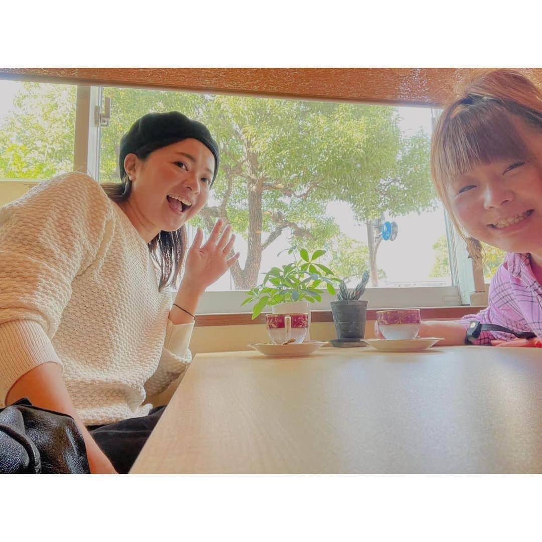 大山百合香のインスタグラム：「2023.10.18 大山百合香×花田えみ〝ハナツムギ〟  🍁秋の岡山・広島tourの振り返り🍂  岡山・倉敷Penny Lane！ ど平日にも関わらずお越しくださった皆さま 本当にありがとうございました😌  ペニーレーンでのライブは初めてだったのですが ママと真由美さんがあたたかく迎えて下さって おもてなしにただただ感動🥹 リハから音も心地よかった♪ 夜はライブ、日中は喫茶店、音楽レッスンなどもされている店内はいつも音楽に溢れているからなんだろうなぁ🎹  えみちゃんのご縁で繋がったやーそさんのご紹介のおかげで、素敵な場所で歌わせていただきました✨ 本当にありがとうございました💐  ツアー初日からたくさんの愛をいただき 美味しいものをたらふく食べ ハナツムギの旅は続きます🍃  #ohyamayurika #ohyamayurikaofficial  #大山百合香 #花田えみ #ハナツムギ #岡山 #PennyLane」