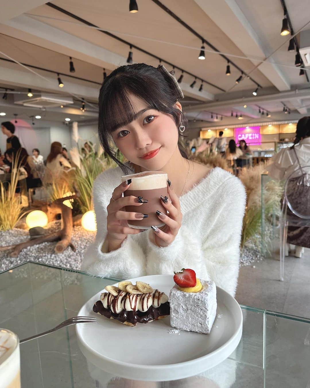 藤田苺花さんのインスタグラム写真 - (藤田苺花Instagram)「☕️‪‪🍰 おしゃれなカフェ行ってきた‪‪❤︎‬‪‪❤︎‬  初めてのクロッフル美味しかった〜(,,•﹏•,,)！  📍CAFE!N 店内からメニューまで可愛いよっっ ❤︎‬┈┈┈‪‪❤︎‬┈┈┈‪‪❤︎‬┈┈┈‪‪❤︎‬┈┈┈‪‪❤︎‬‪‪‬┈┈┈‪‪❤︎‬┈┈┈‪‪❤︎‬  #新大久保カフェ #cafe #新大久保 #おしゃれ #クロッフル #ココア   💎PureGi公式アカウント💎 @puregi_official #PureGi #ぷれっぢ #アイドル #ALICE #紫担当  . #ありるん #VINEYARD #ヴィンヤード #08 #jc3 #中学生 #女子中学生 #雰囲気 #垢抜け #黒髪 #ロング #おすすめ #ありすたぐらむ」10月26日 19時18分 - alice620_alice