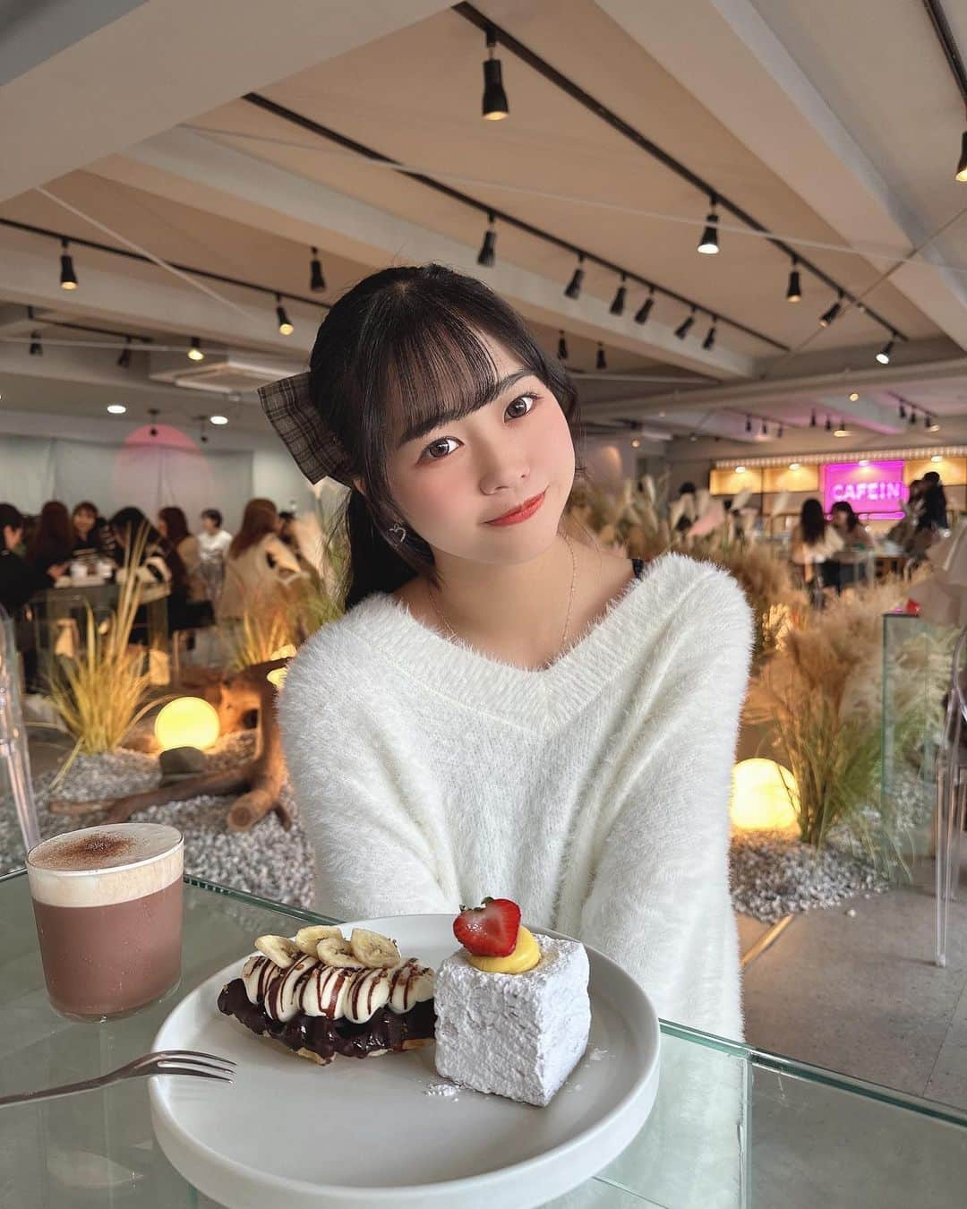 藤田苺花さんのインスタグラム写真 - (藤田苺花Instagram)「☕️‪‪🍰 おしゃれなカフェ行ってきた‪‪❤︎‬‪‪❤︎‬  初めてのクロッフル美味しかった〜(,,•﹏•,,)！  📍CAFE!N 店内からメニューまで可愛いよっっ ❤︎‬┈┈┈‪‪❤︎‬┈┈┈‪‪❤︎‬┈┈┈‪‪❤︎‬┈┈┈‪‪❤︎‬‪‪‬┈┈┈‪‪❤︎‬┈┈┈‪‪❤︎‬  #新大久保カフェ #cafe #新大久保 #おしゃれ #クロッフル #ココア   💎PureGi公式アカウント💎 @puregi_official #PureGi #ぷれっぢ #アイドル #ALICE #紫担当  . #ありるん #VINEYARD #ヴィンヤード #08 #jc3 #中学生 #女子中学生 #雰囲気 #垢抜け #黒髪 #ロング #おすすめ #ありすたぐらむ」10月26日 19時18分 - alice620_alice