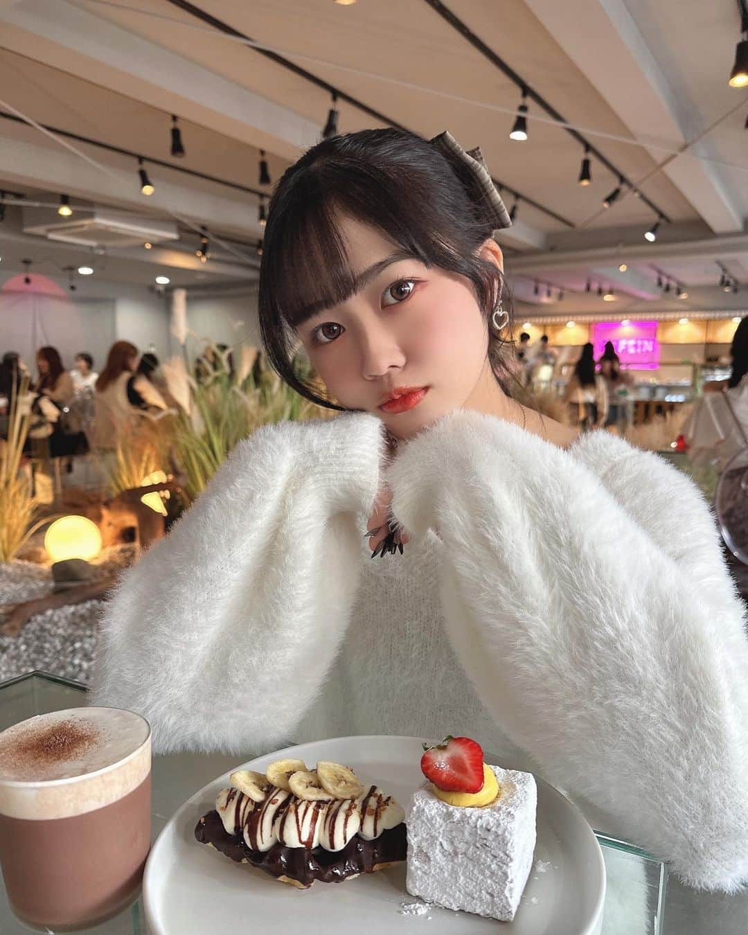 藤田苺花さんのインスタグラム写真 - (藤田苺花Instagram)「☕️‪‪🍰 おしゃれなカフェ行ってきた‪‪❤︎‬‪‪❤︎‬  初めてのクロッフル美味しかった〜(,,•﹏•,,)！  📍CAFE!N 店内からメニューまで可愛いよっっ ❤︎‬┈┈┈‪‪❤︎‬┈┈┈‪‪❤︎‬┈┈┈‪‪❤︎‬┈┈┈‪‪❤︎‬‪‪‬┈┈┈‪‪❤︎‬┈┈┈‪‪❤︎‬  #新大久保カフェ #cafe #新大久保 #おしゃれ #クロッフル #ココア   💎PureGi公式アカウント💎 @puregi_official #PureGi #ぷれっぢ #アイドル #ALICE #紫担当  . #ありるん #VINEYARD #ヴィンヤード #08 #jc3 #中学生 #女子中学生 #雰囲気 #垢抜け #黒髪 #ロング #おすすめ #ありすたぐらむ」10月26日 19時18分 - alice620_alice