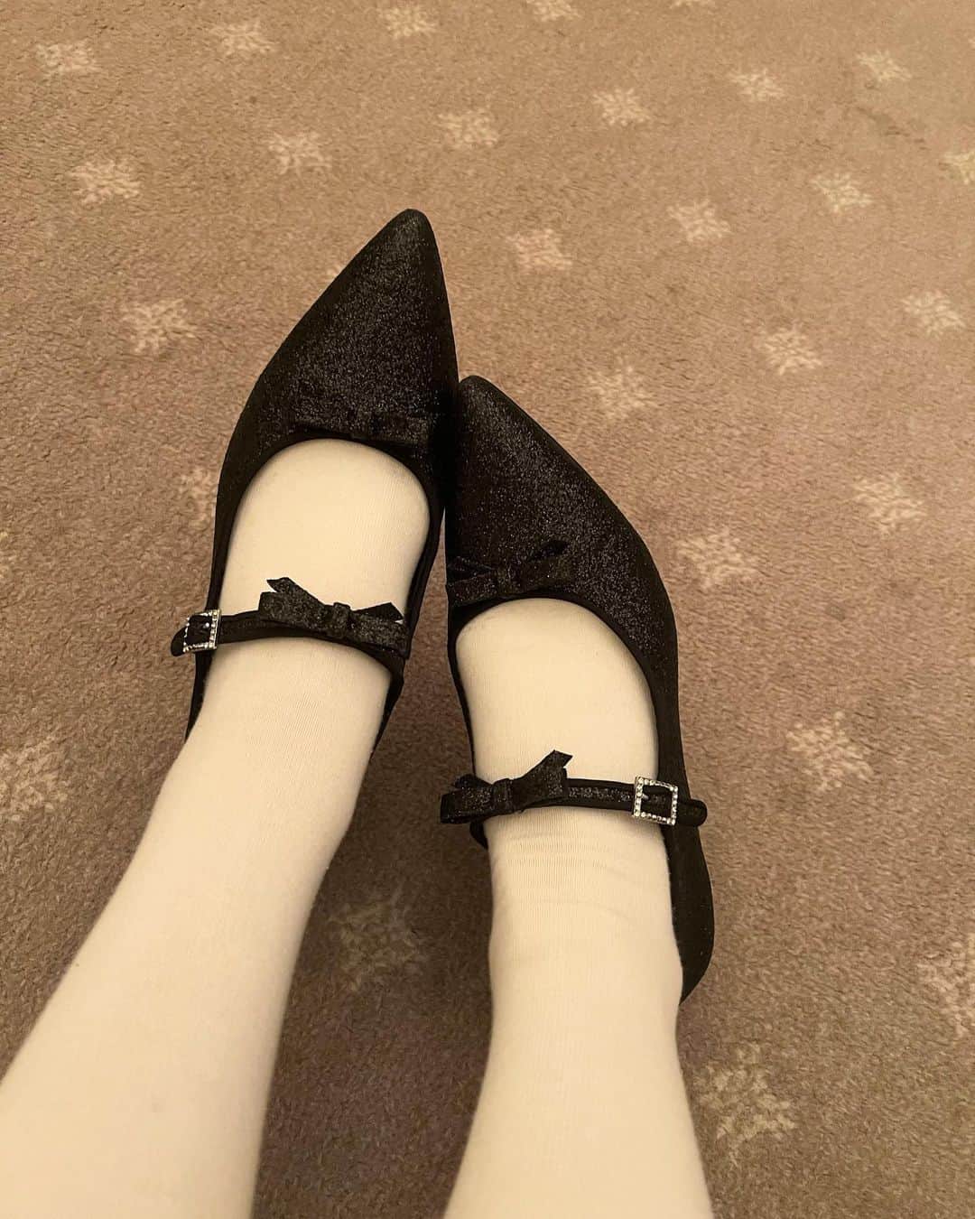 長谷川里桃のインスタグラム：「⁡  💍🤍 ⁡ ⁡ リボンも、低いヒールも、歩きやすさもキラキラも... ⁡ ⁡ なにもかも理想の靴に出逢いました˖ ࣪⊹ ⁡ ⁡ 目に入るたびにときめきます ⁡ ⁡ ⁡ ふふ☺️🫶🏻」
