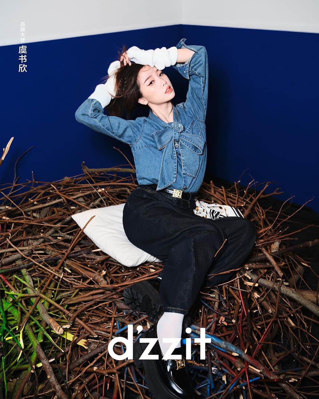DAZZLE FASHIONのインスタグラム：「Brand ambassador @estheeerrrrr interprets#dzzit2023WinterCollection #dzzit2023WINTER #dzzitisit #dzzitgirl」