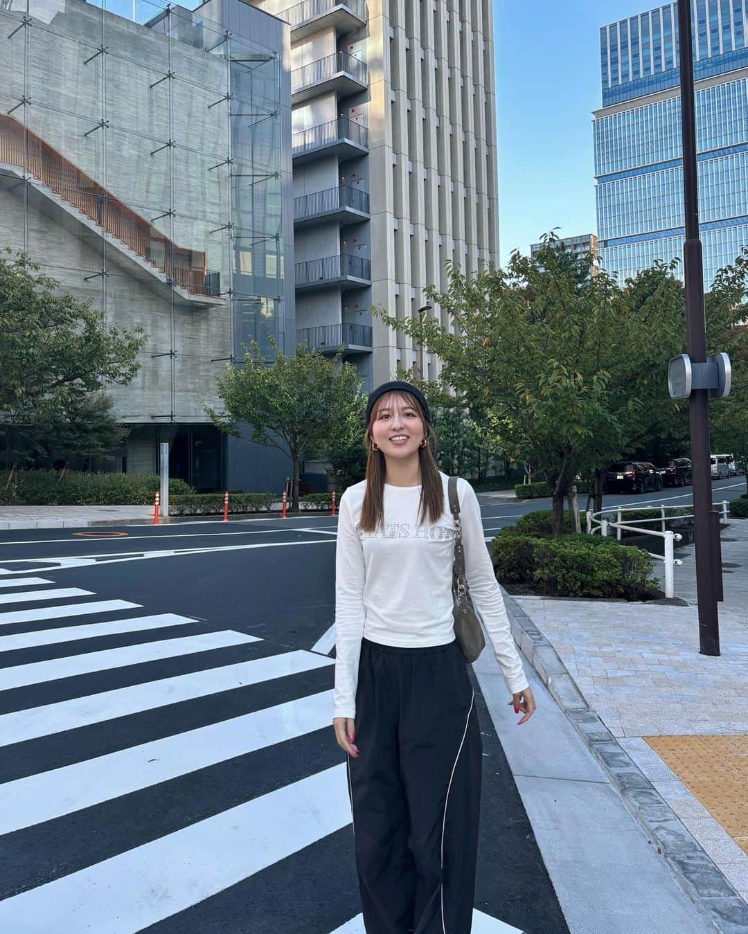 市野莉佳さんのインスタグラム写真 - (市野莉佳Instagram)「. だんだん寒くなってきて洋服も新しいのが 集まってきて毎日選ぶのが楽しいな~ 🌨️ みんなの最近の楽しみは何ですか !!  🧢 @hm  👕 @laguagem  👖 @moussyofficial  👟 @newbalance  . #りかりこ #双子 #ファッション #コーデ #秋服 #冬服 #秋コーデ #ootd #fashion #instagood #followｍe」10月26日 19時20分 - ichirika_62