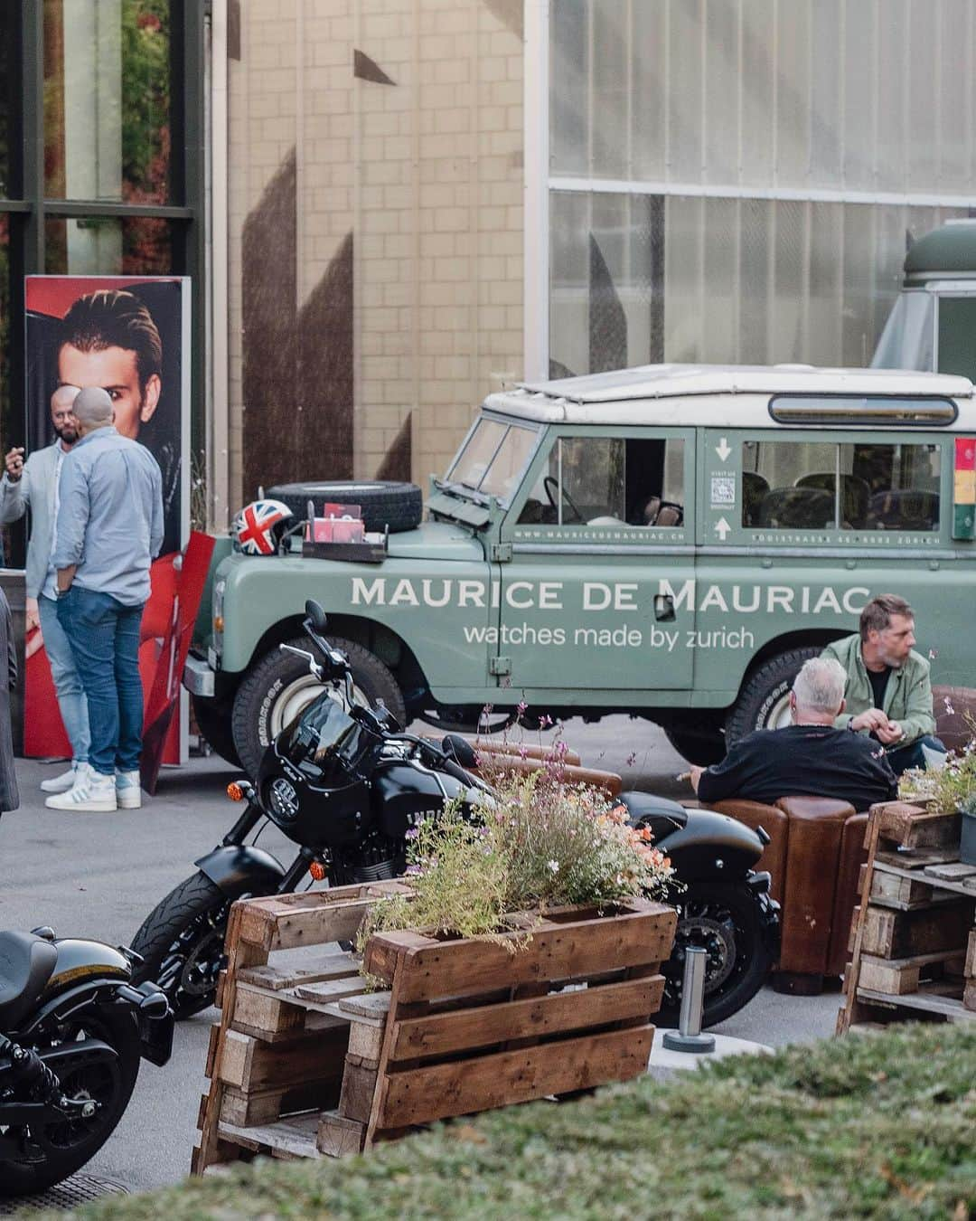 Maurice De Mauriac Zurichさんのインスタグラム写真 - (Maurice De Mauriac ZurichInstagram)「We were at the Man's World Community Night last week. A testosterone event of the purest form. We had a great time. Between some gross mechanics, fine dining and cosmetics, our watches were gems of male fascination. Of course, we always talked to the men directly about the "engine" of the watch. To do this, we didn't lift the hoods, but simply turned the watch over. Or one waited and could look over the watchmaker's shoulder into the movement. Thank you MEN! @mansworldcom   #MauriceDeMauriac #MDM #mansworld #man #community #communitynight #people #event #watches #night #watchesandcars」10月26日 19時27分 - mauricedemauriac