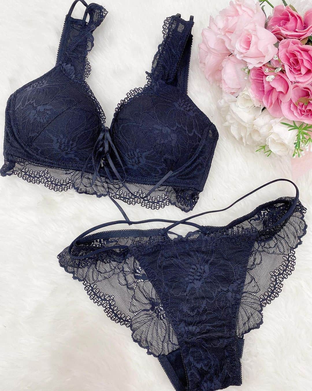 一ノ瀬まりなさんのインスタグラム写真 - (一ノ瀬まりなInstagram)「♡リライトブラRe:Light Bra ♡ @relightbra のご紹介💝  フロントリボンを締めると簡単に盛れるので 小胸さんにもおすすめ🙊🎀  今回はブラックにしたよ〜💖 前回はピンクにして可愛いくて好評だったのでリピートしました💞✨ ピンクは可愛らしい感じで、ブラックはセクシーな感じ❤︎.*  ショーツのデザインもとっても好きで、後ろはレースに なっているので跡もつかないしお気に入りです💕  補正力に特化してて伸縮性もあるので肩も痛くならないし ノンワイヤーで着け心地も◎ 24時間使えるので日常でも普通に使ってます🫶✨  現在Instagramフォロワー5000人!!Thanksキャンペーン ブラ&ショーツセット5,000円送料無料😳✨  期間限定でとってもお得なキャンペーン開催中です🎀✨  #リライトブラ #ナイトブラ#リライトショーツ #rilaightbra#盛れる #pr #ランジェリー #盛れるブラ #可愛いブラ」10月26日 19時22分 - yuyuyu_marina