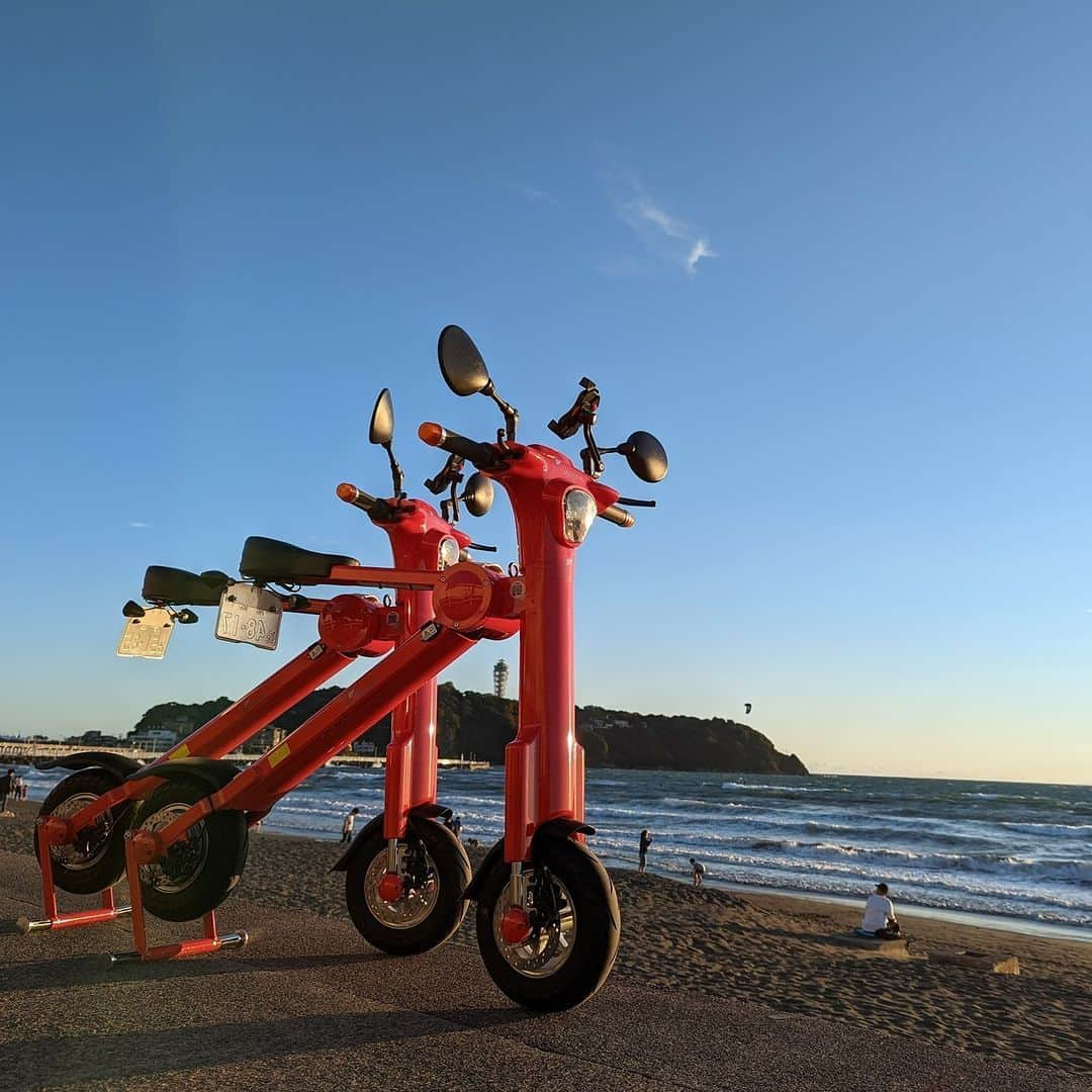 フェニックス・シーガイア・リゾートのインスタグラム：「秋のお出かけに🛵💨  電動バイクのシェアリングサービス 「Shaero（シェアロ） @shaero_official」のステーションが シーガイアに登場！ 宮崎の秋の風を感じながら、気軽に手軽に気のままに。 自分だけのマイクロツーリズムに、さあ出かけよう！  ********************************** ご利用には、原付免許または普通自動車免許、スマートフォン、クレジットカード登録等が必要となります。  ■場所 / シェラトン・グランデ・オーシャンリゾート 　　　　　　　メインエントランスの右側のスペース 　　　　コテージ・ヒムカ センター棟横スペース ■料金 / 200円 15分 　　　　2,000円 24時間 　　　　20,000円 30日間 ********************************** 詳細・アプリダウンロードはこちら https://www.shaero.jp/   #Shaero #電動バイクシェアリング #折りたたみバイク #電動バイク #シェアバイク #シーガイア #シェラトングランデオーシャンリゾート #コテージヒムカ #ラグゼ一ツ葉 #マイクロツーリズム #宮崎散歩 #宮崎旅行」