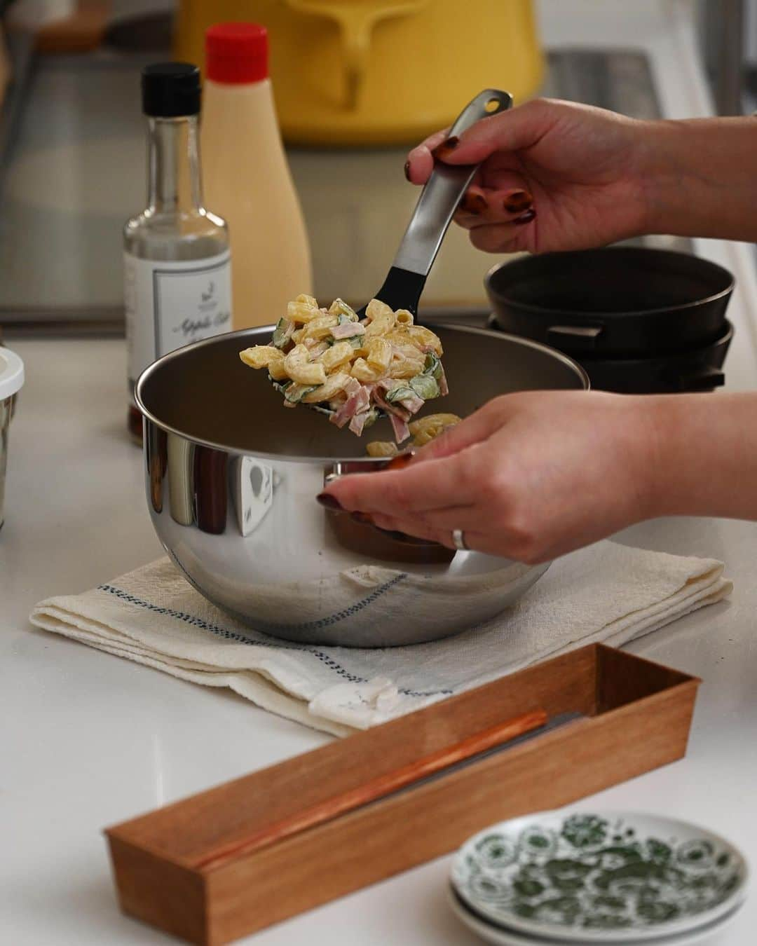 めがねとかもめと北欧暮らしのインスタグラム：「よく作る副菜🌿 ・マカロニサラダ ・ポテトサラダ ・小松菜ふりかけ  たっぷり作ったらボウルに蓋して冷蔵庫へ...😊  蓋付きボウルがめちゃくちゃ便利で大活躍しています！  詳しくはブログに書いてみたので ぜひ読んでもらえたら嬉しいです🙌  @mi1341  ←プロフィールのURLか ストーリーズからブログへ飛べます。  #めがねとかもめと北欧暮らし#おうちごはん#マカロニサラダ#サラダ#🥗#副菜#簡単ごはん#暮らしの知恵#キッチングッズ#時短グッズ#エコグッズ#暮らしの記録 ・ ・」