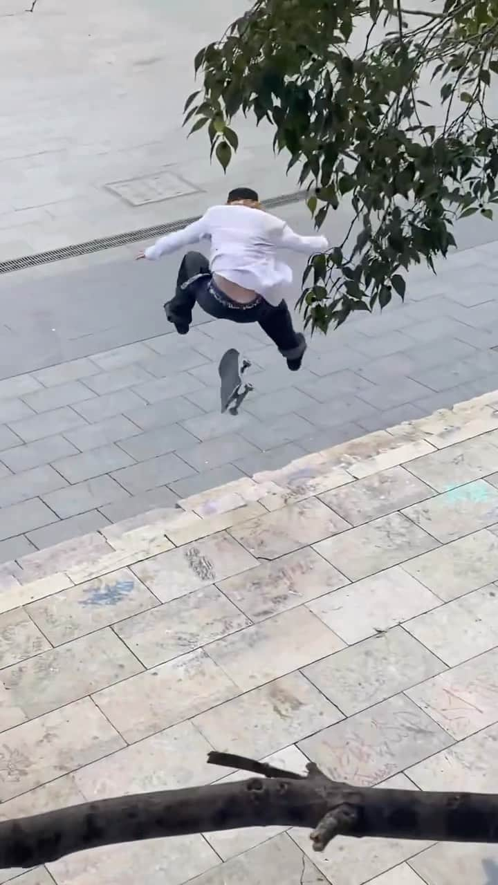 MACBA LIFEのインスタグラム：「Rate 1 to 10 trick and filming angle! @intibaked   📱 @ismaelricon   Tag us to be featured 👉🏽#macbalife 👈🏽 -———————— #RESPECTTHEPLAZA #macba #skate #skateboarding #barcelona #bcn #skatebarcelona #skatelife #barceloka #metrogrammed #skatecrunch #skategram #thankyouskateboarding #❤️skateboarders」