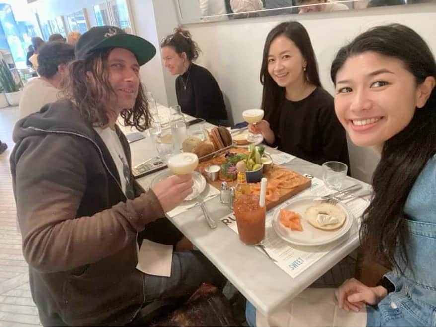 のインスタグラム：「Kevin Heisnerさん @shlumperig 斯波雅子さん @masakoshiba と！ 2枚目はいただいた作品、食べられるNFT！スマートフォンで写すとかわいい雲が現れます☁️  3枚目は連れて行っていただいたLucy Sparrowのポップアップ。たくさんの作品と目があってワクワクしました🥹  #newyork #travel #art」