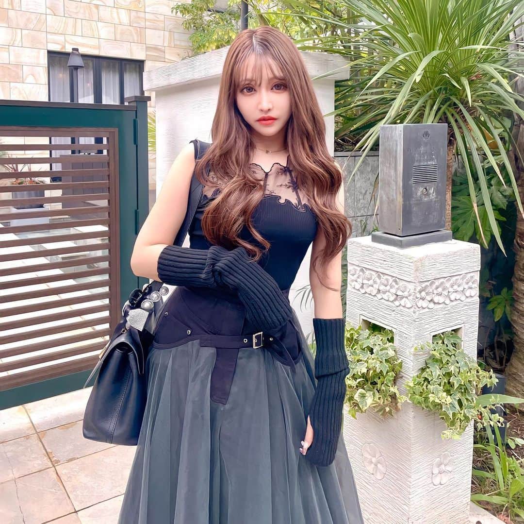 桜井莉菜のインスタグラム：「お気に入りのノースリーブのお洋服をもうちょっと着たい場合、アームウォーマーを合わせればあら不思議✨ 秋服になってまだ着れる説🫣🖤w そろそろ秋服色々欲しくなってきたなー😍 28日まで大阪だし、大阪でお買い物でもしようかなー🥰  #ootd#code#codenate#秋服#全身コーデ#riinacouture」