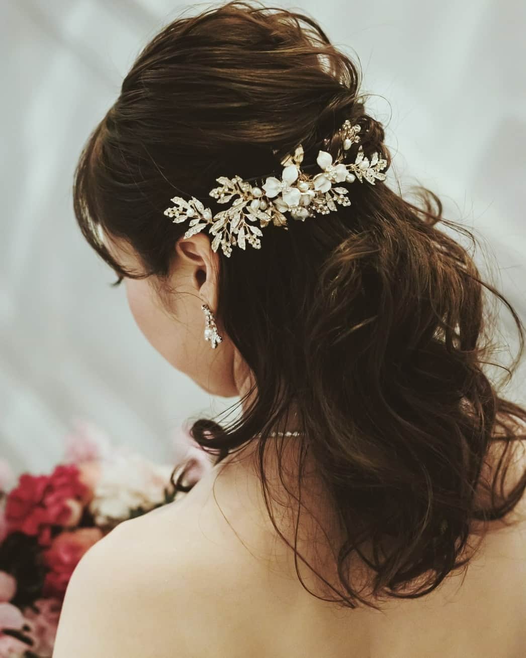 のインスタグラム：「* * * ヘアメイクは事前にリハーサルを行い理想のスタイルに👰 専属のドレスショップにてヘアまでトータルコーディネートのご提案をいたします * * * 【ラ･バンク･ド･ロア】 〒231-0023 神奈川県横浜市中区山下町280-1 * アクセス みなとみらい線 日本大通り駅より徒歩5分 みなとみらい線 元町・中華街駅より徒歩5分 * 駅近でアクセス抜群です！ * * #ウェディング #wedding #ゲストハウス #プレ花嫁 #日本中のプレ花嫁さんと繋がりたい #花嫁 #卒花 #結婚式場 #結婚式場探し #結婚準備 #結婚式レポ #花嫁diy #プロポーズ #チャペル #ブライダルフェア #ラバンクドロア #labanqueduLoA #前撮り #marry花嫁 #ラバンクドロア #ファーストミート #横浜ウェディング #横浜結婚式 #文化財 #文化財ウェディング #テーブルコーディネート #横浜市指定有形文化財 #アニバーサリーディナー #anniversarydinner #minietmaxi」