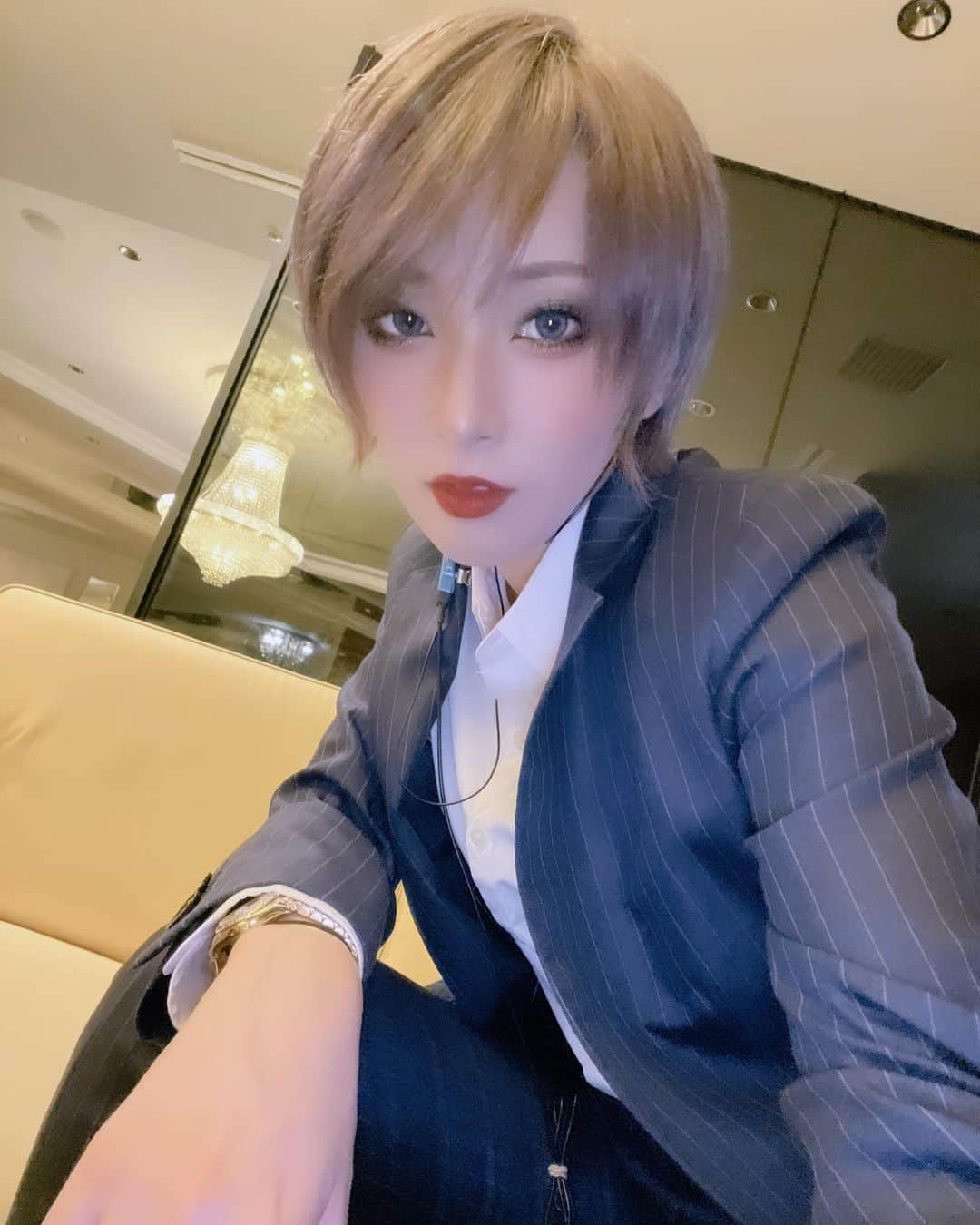 のインスタグラム：「モチベーション下がった時どうしたらいいか。 まず、モチベーションに頼って仕事をしてはいけません。 気が病んでる時も，気分がいい時も， お客様が望んでるあなたはどんなあなた？ だいたい、下がってる時にあげろ！って言われても 無理やん😀 だから、あげなくていい 演じきればいい。 泣くなら裏で泣け 嘆くなら裏で嘆け ステージ上でするな プロだから、、、新人でも歴が長くても、 同じプロだから。 厳しい事を言ってるのかもしれない 私だってできてないかもしれない でも、プロ意識高いお姉さんに憧れて来たんじゃないの？ SNS上でキラキラしてる女の子見て そんなふうになりたくてきたんじゃないの？ 憧れたその人が、ただ楽しい事だけして キラキラ輝いてると思ってるの？ んなわけないのよ。 笑顔の裏側にある努力があるから、 積み上げてきた何かがあるから、 憧れられるくらいの人になったんだよ☘️ でも、そんな人だってみんな あなたと同じ"未経験"を経験してるんだよ。 憧れのその人だって同じ人間だよ。 その人にできて，自分はできないの？ んな不公平なことある?😀? 私はそんな不公平信じない。 私は自分を信じる。 自分を信じられない？ じゃあまずそこの努力しなきゃね。 それはまた別の話。 モチベーション下がってる暇ないでしょ？ はい、そもそも下げてる暇なし☆ 下見るなーーー 見たらとことん下がるだけよぉぉーーーー 下にあるのは憧れのその人とはかけ離れた ダサい自分だけよぉぉーーーーー？ 普通にダサいんじゃないよーーー とっことんダサい自分よぉぉおーーーー 今日も頑張ろう?😀よし。 いけいけ〜☝️☝️☝️」