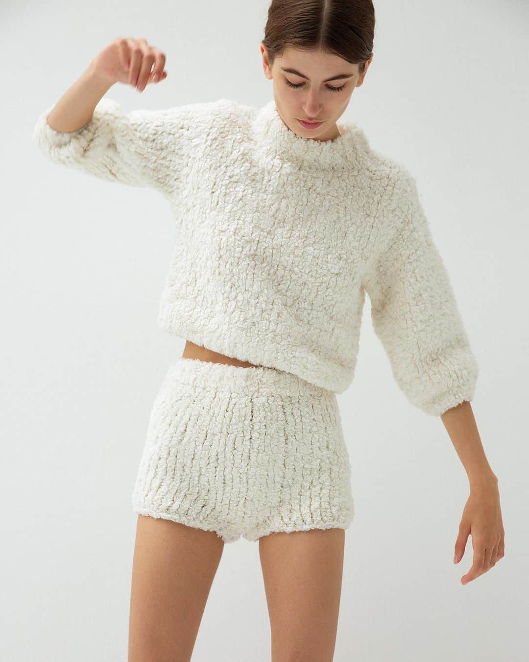 leinwande_officialのインスタグラム：「ㅤㅤㅤㅤㅤㅤㅤㅤㅤㅤㅤㅤㅤ leinwände 23autumn/winter collection -Boa Hand Knitted Top- -Boa Hand Knitted Shorts - ㅤㅤㅤㅤㅤㅤㅤㅤㅤㅤㅤㅤㅤ #leinwände #leinwande」