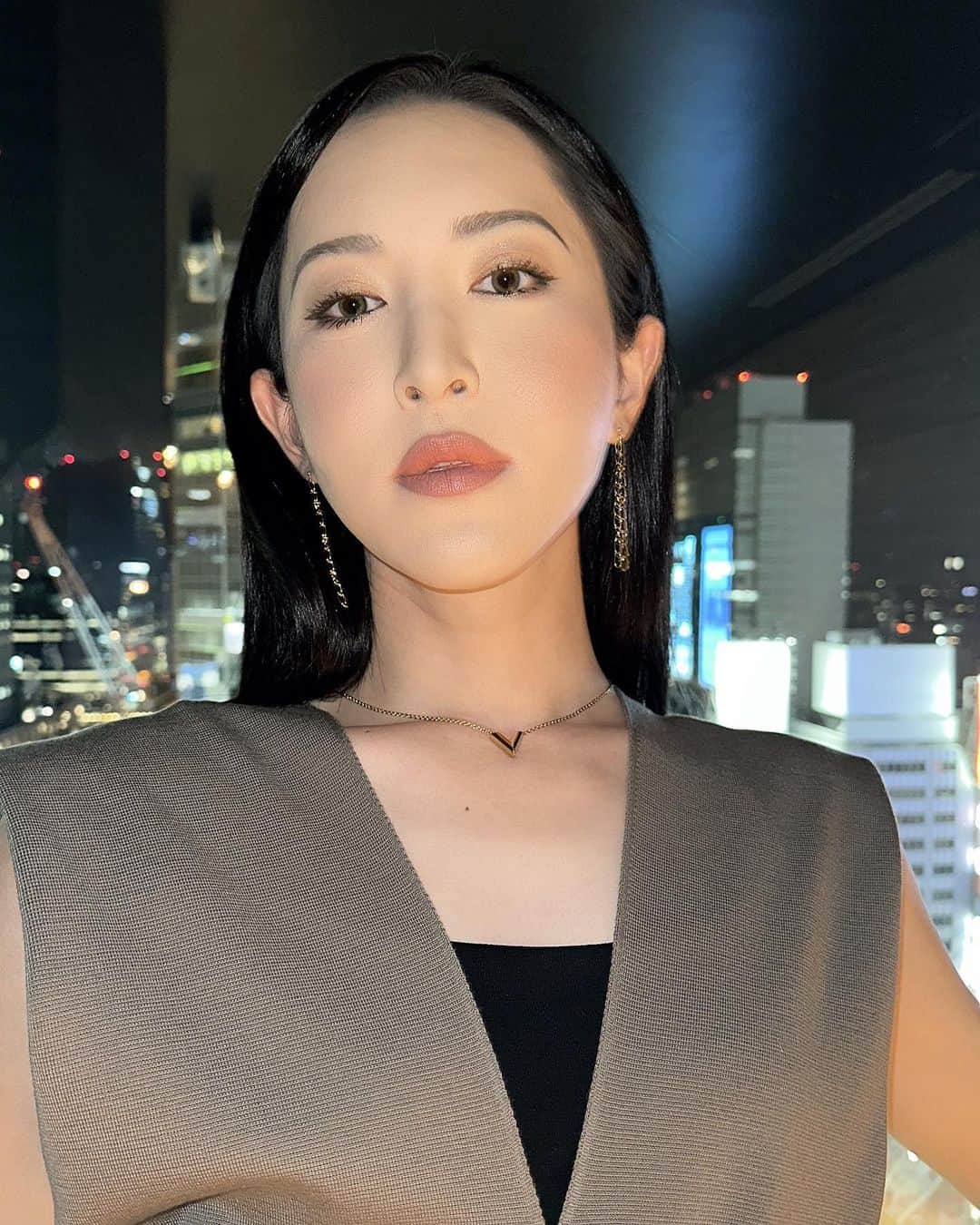 花上惇さんのインスタグラム写真 - (花上惇Instagram)「ホルモン治療を始めて3ヶ月。  おつ山ぱい美◎◎が少しずつ膨らんできたり、身体に丸みが出てきたり、そういった微々たる見た目の変化だけが心の支え。  それ以外は基本的に全部辛い←  自分で決めた道だけど、今でも毎日迷います。 いつかこれでよかったと思えたらいいな。  ウチらみんな、それぞれ負けずにいようぜ。  あ、あとYouTubeのチャンネル登録者が伸びず焦っています← もしよろしければチャンネル登録よろしくお願い致します。 『花上惇』で検索してみてください😊  #花上惇 #オネェ #ジェンダーレス #lgbt #lgbtq #sexandthecity #satc #andjustlikethat #ajlt #英語 #英会話 #炊飯器 #おすすめ #メイク #美容 #コスメ #ファッション #transgender #トランスジェンダー #MTF #ニューハーフ」10月26日 19時32分 - jnp92119