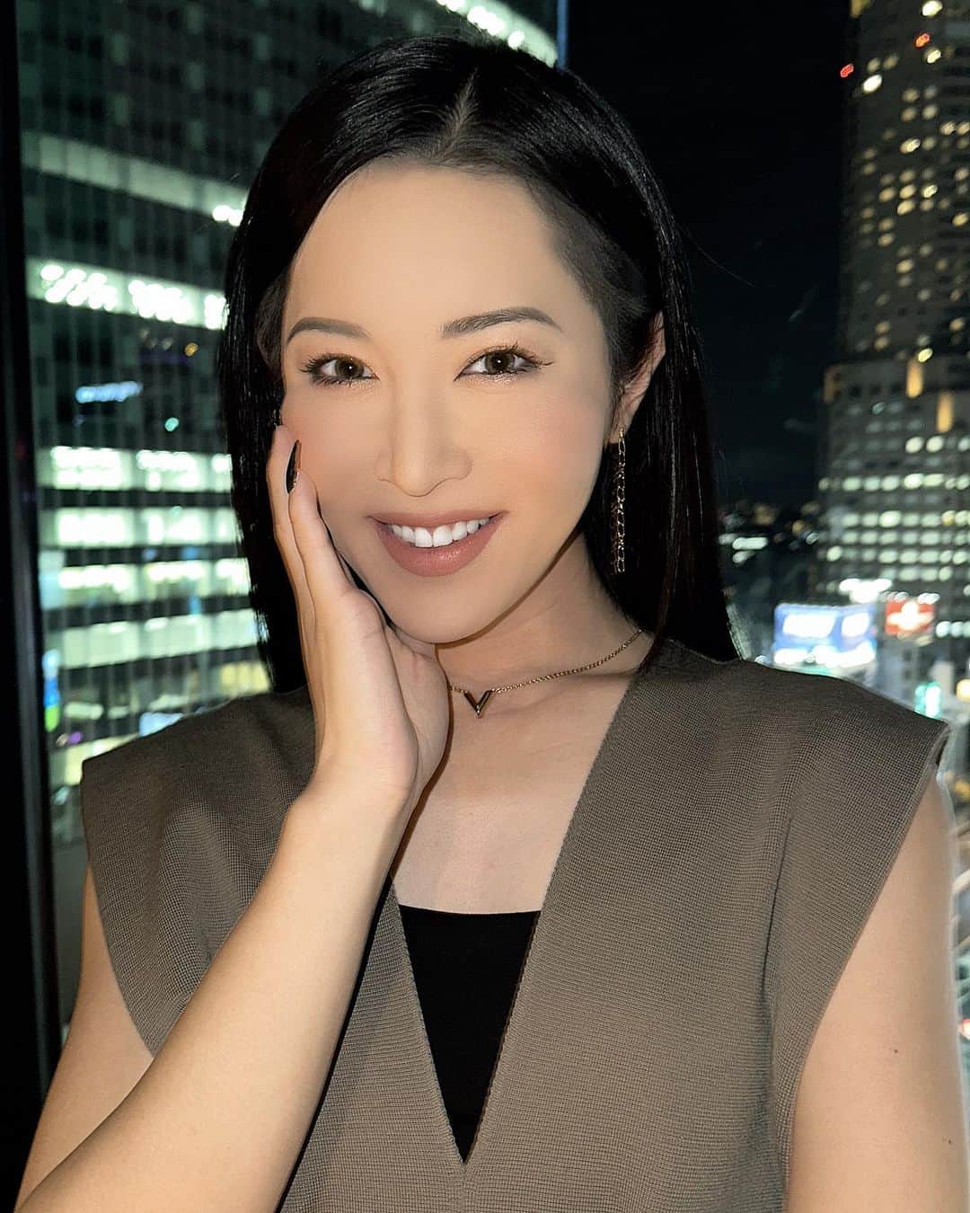 花上惇さんのインスタグラム写真 - (花上惇Instagram)「ホルモン治療を始めて3ヶ月。  おつ山ぱい美◎◎が少しずつ膨らんできたり、身体に丸みが出てきたり、そういった微々たる見た目の変化だけが心の支え。  それ以外は基本的に全部辛い←  自分で決めた道だけど、今でも毎日迷います。 いつかこれでよかったと思えたらいいな。  ウチらみんな、それぞれ負けずにいようぜ。  あ、あとYouTubeのチャンネル登録者が伸びず焦っています← もしよろしければチャンネル登録よろしくお願い致します。 『花上惇』で検索してみてください😊  #花上惇 #オネェ #ジェンダーレス #lgbt #lgbtq #sexandthecity #satc #andjustlikethat #ajlt #英語 #英会話 #炊飯器 #おすすめ #メイク #美容 #コスメ #ファッション #transgender #トランスジェンダー #MTF #ニューハーフ」10月26日 19時32分 - jnp92119