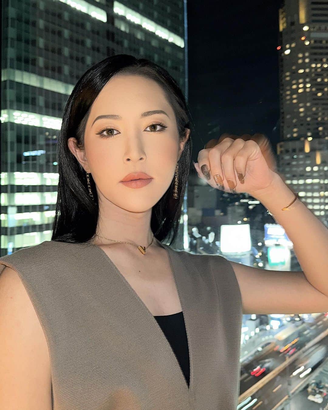 花上惇さんのインスタグラム写真 - (花上惇Instagram)「ホルモン治療を始めて3ヶ月。  おつ山ぱい美◎◎が少しずつ膨らんできたり、身体に丸みが出てきたり、そういった微々たる見た目の変化だけが心の支え。  それ以外は基本的に全部辛い←  自分で決めた道だけど、今でも毎日迷います。 いつかこれでよかったと思えたらいいな。  ウチらみんな、それぞれ負けずにいようぜ。  あ、あとYouTubeのチャンネル登録者が伸びず焦っています← もしよろしければチャンネル登録よろしくお願い致します。 『花上惇』で検索してみてください😊  #花上惇 #オネェ #ジェンダーレス #lgbt #lgbtq #sexandthecity #satc #andjustlikethat #ajlt #英語 #英会話 #炊飯器 #おすすめ #メイク #美容 #コスメ #ファッション #transgender #トランスジェンダー #MTF #ニューハーフ」10月26日 19時32分 - jnp92119