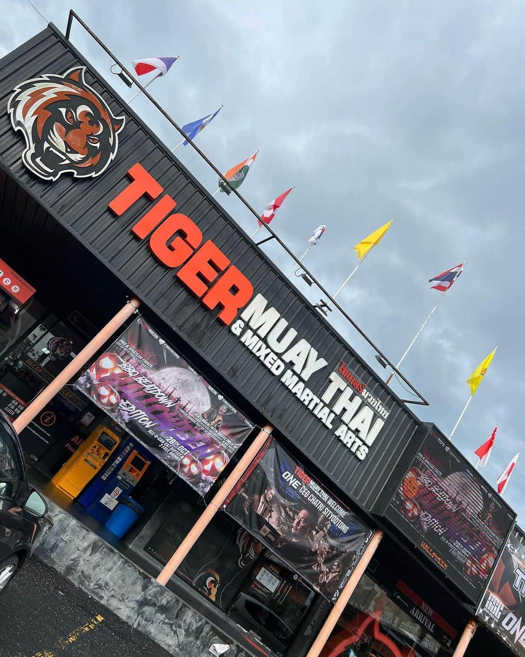 大雅のインスタグラム：「昨日から4年ぶりに @tigermuaythai でトレーニング！  今回スポンサーもして頂いてる日本アセットナビゲーションさんにサポート頂きました！ @nankousiki  いつもありがとうございます！  頑張るぞ👊  #supportby日本アセットナビゲーション  #タイ#thai#🇹🇭#training#kickboxing」