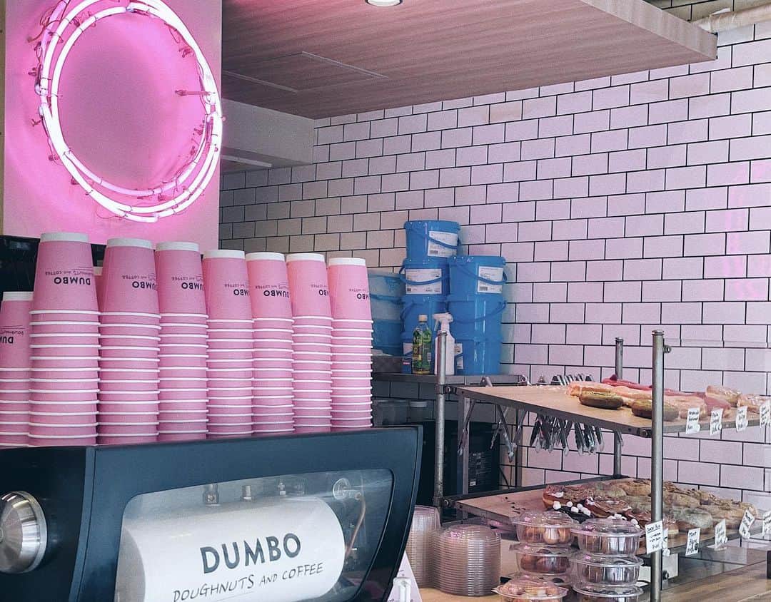 marikoのインスタグラム：「▶︎ My favorite doughnuts shop  道に面したガラス張りのカウンターで イートインもできる🍩 小さな #doughnutshop に漂う 甘いかおりと時間の流れが心地よい  シナモンシュガー🍩は必ず買う🤎 あとはその日の気分でチョイス🫰🏾  ・ ・ ・ #dumbodoughnutsandcoffee  #tokyocafe#azabujuban#🍩」
