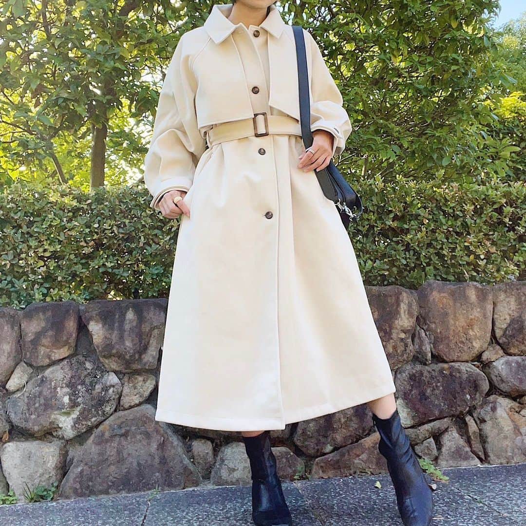 近藤美月のインスタグラム：「モテ確実な可愛すぎるコート🧥🤍 ⁡ 上品見え素材で ゆったりオーバー感が可愛すぎて一目惚れ💝 ⁡ ウエストマークでスタイルアップできるし、 男女兼用なんだって💡 おそろいでコーデするのにも良いかも🥰 ⁡ 季節もかなり寒くなってきたから、 毎日のように使えそう🎵 ⁡ @classicalelf_official のコートだよ🧥✨ ⁡ 身長：160cm / 骨格ストレート ⁡ 着用サイズ：M 着用カラー：アイボリー ⁡ ⁡ ⁡ ⁡ ⁡ ⁡ #クラシカルエルフ #classicalelf #エルフコーデ #ユニクロ #ザラ #zozo #zozotown #zozo購入品 #zozotown購入品 #大人カジュアル #プチプラ #プチプラコーデ #着回しコーデ」