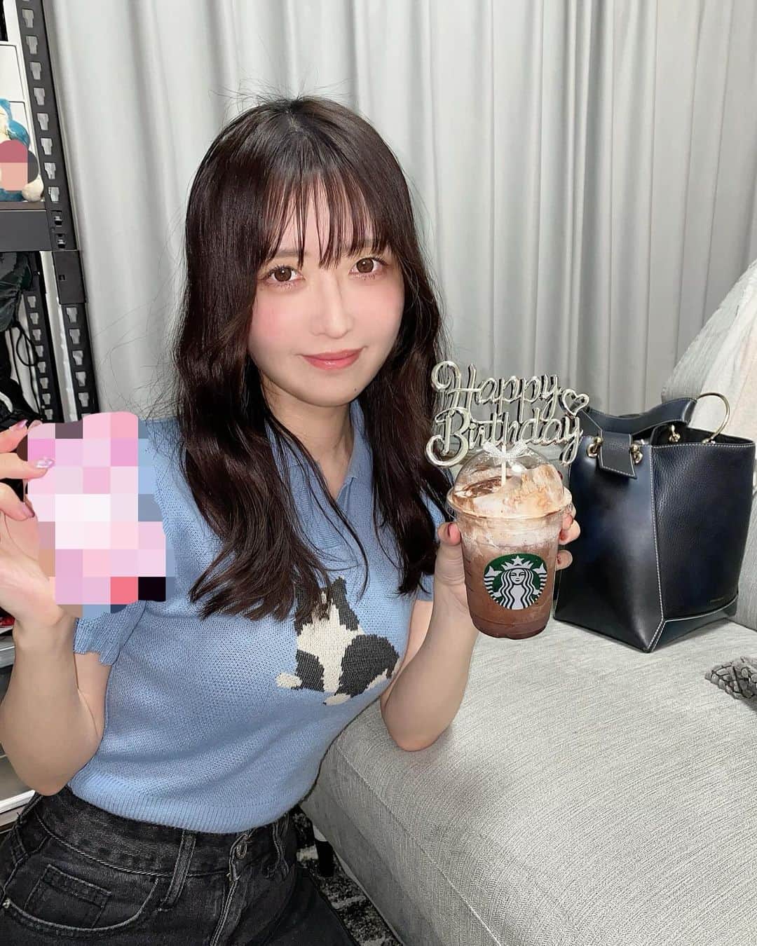 ぴちゅのインスタグラム：「問題です。合成かリアルかどっちでしょう🤣❓画像ダブルタップ♥️コメント✍🏻保存の3点、大変嬉しいです！ .  絵文字のみのコメントも是非です。返信させて下さい！  皆さまスタバはお好きですか❓❓❓ コメントఽ✍🏻で教えて下さい！  . .  つっこみどころ満載の画像です( ᷇𖥦 ᷆ ) この服着ていたらたまに「猫ちゃんかわいい！」と言っていただくのですが たぶん「犬」です…(笑)😃  このスタバ、合成に見えません😃？ 見えたらコメント下さい🤲🏻⸒⸒💓  後ろのかびごーんに注目😃  ぴくみんみたいにいつも髪の毛ぽよぽよしています😃  そして久しぶりにヘッドスパいきます！毎回ヘアティブさんです。ヒト幹細胞ハーブピーリングもお願いいたします！🙏🏻  . .  本日もこんな私の奇跡の一枚、別人のモリモリ画像と テキストを見て下さり誠にありがとうございました…！  いつも沢山のいいね＆コメント＆保存 大変感謝しております…。  . .  *****************🙇🏻‍♀️自己紹介🙇🏻‍♀️***************** ・名前：実物どぶねずみ　ぴちゅ  ・仕事 ①地上波やABEMA等の番組キャスティング →"オオカミには騙されない"（Netflix版も）含む恋愛番組、特番 バラエティ、ドラマ、主題歌、SNS企画のキャスティング  ②動画系SNS全体責任者 （TikTok等／企画考案、キャスティング等） →数十億再生／年  ③外部企業顧問 ④外部企業SNSマーケコンサル （④の企業さま最近また増えました、ありがとうございます。） （③④は社内許可いただいております）  ・会社：AbemaTV、CyberAgent社員  ・SNS：600万再生／計150Ｋフォロワー  ・ネット上胡散臭いです ※tiktokのidもpichu921ですフォローぜひです。  ・無所属（ご依頼、お仕事相談など何でもDMぜひです。）  ※仕事内容、経歴、表彰系は @pichu921 のプロフ＆  その真下のリンクをタップ→上部の「もっと見る」  をタップして見ていただけると嬉しいです。 ************************************************  . .  ※早いコメントは勝手に順位コメントを返信させていただいております。 ※通知はプロフ右上のベルマーク🔔内全てチェックで届きます。 ※いいねして下さった方の投稿を たまにいいねさせていただいております…🙇‍♀️㊙️ Please double tap the image&comments! 좋군,댓글,기다릴게요! 너무 기뻐요!"不错"还有"评语"我会等你的! prthankyou hairtive__official __skinbaby__」