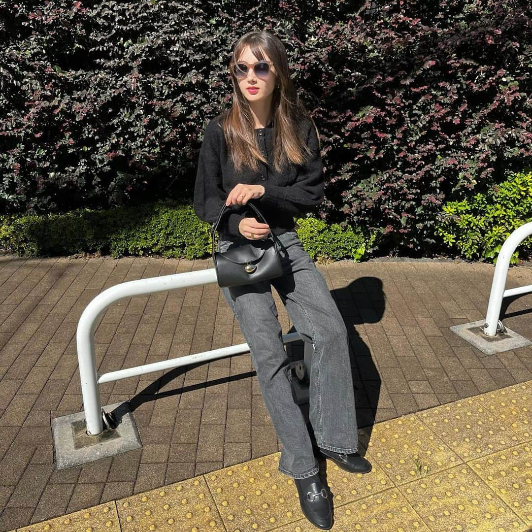 クリスティー麻里子さんのインスタグラム写真 - (クリスティー麻里子Instagram)「My outfit 🍁  Cardigan @newans.official  Jeans @redcardtokyo  Bag @cafune.official  Sunglasses @cutlerandgross  .  #ママコーデ #三児ママ #男の子ママ #今日のコーデ  #コーデ #大人カジュアル #大人カジュアルコーデ」10月26日 10時42分 - christymariko