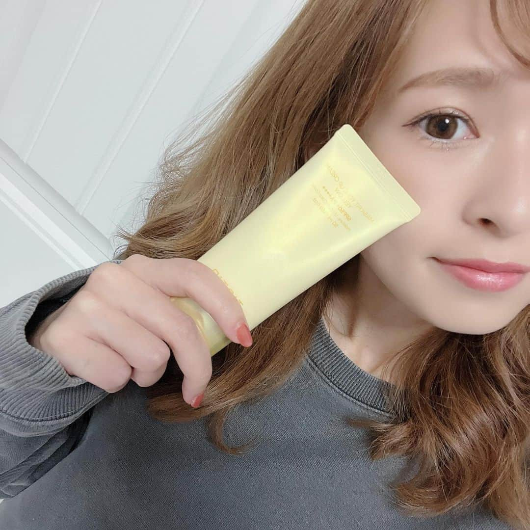 町田亜里香のインスタグラム：「最近のお気に入り♡ 日焼け止め効果付き＋肌も整えてくれて トーンアップもしてくれるアイテム𖤐ˊ˗ 私は下地として使ってるよ◟́◞̀♥︎  伸びが良くて、 ベタベタもしないし、いい香りがして カバー力も良いのでお気に入り🪄ˊ˗  カラーバリエーションがあるので どんな肌にも合うと思う🫰🏻 私はイエローにしました( •́ɞ•̀) コントロールカラー使わずに下地だけで 全て整うから便利です✨ ファンデもいらないレベル☜  日焼け止め効果があるのもいいよね🥺  #TIRTIR #PR #トーンアップクリーム  #化粧下地 #ファンデフリー #カラーベース  #イエロートーンアップ #トーンアップ日焼け止め  #ナチュラルメイク #ブラーカバー  #保湿カバー」