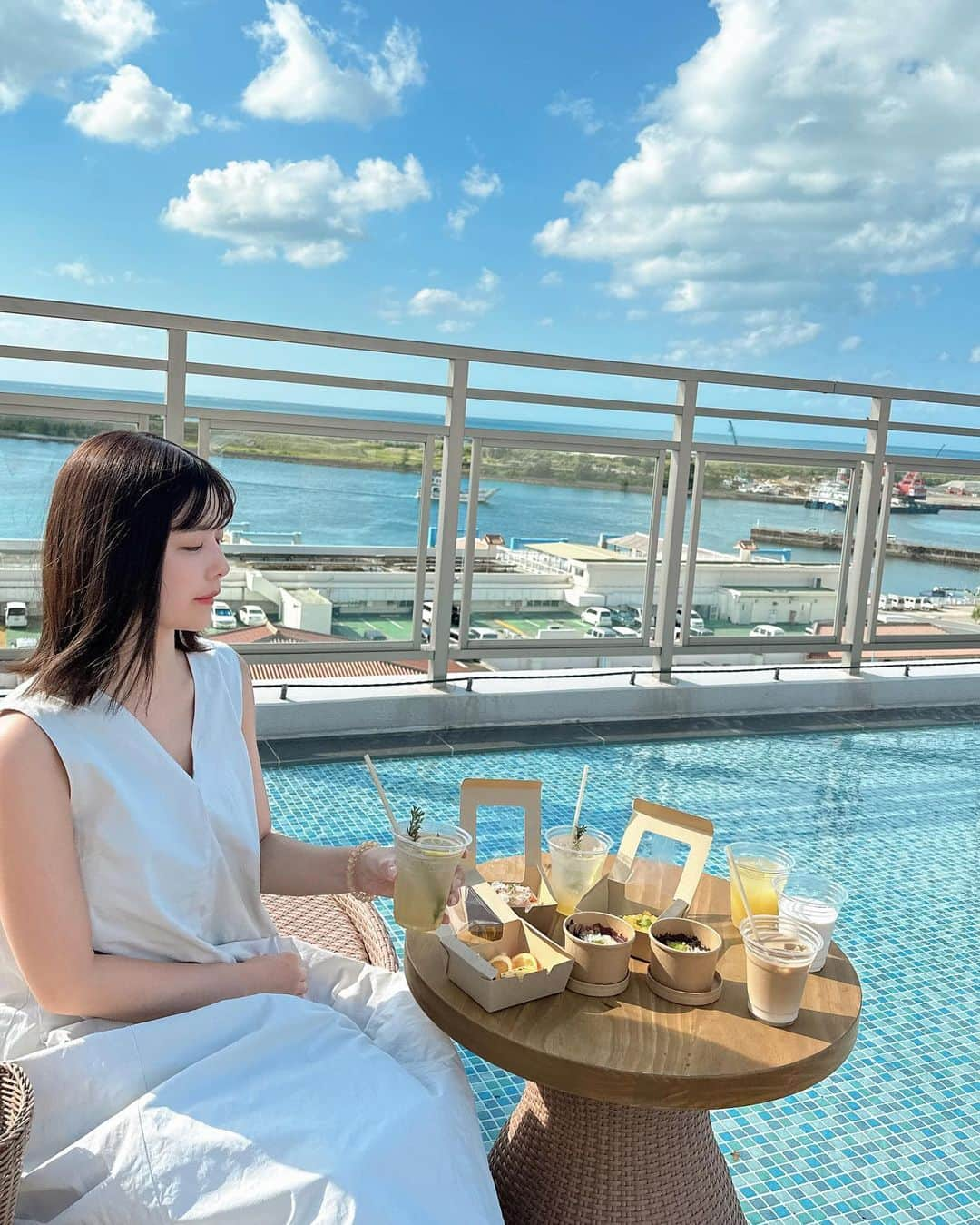 有村藍里さんのインスタグラム写真 - (有村藍里Instagram)「🏝️ 先日、石垣島へ行ってきました( ¨̮ )︎︎ 何度行っても海の美しさに感動します。 泊まったのは @hotel_third.ishigaki  こちらに宿泊するのは2回目です。  沖縄や石垣島の食材を使ったメニュー豊富な オールインクルーシブなのが魅力的。 食事やドリンクはのんびりカフェスペースで食べました☕️ お部屋でゆっくり食事することもできます。  今回はサウナ付きのお部屋にしたので 夜はホテル内で癒しの時間を過ごせました。 水風呂と外気浴スペースの動線もバッチリです◎  ホテルオリジナルのさんぴん茶チーズケーキが 大好きでホテルでも購入することができるのですが 帰ってから忘れられずオンラインストアで購入しました笑  朝食はルーフトップテラスで青空と海を見ながら食べたよ。 石垣島に来たら絶対泊まりたいお気に入りのホテルです。 #女子旅」10月26日 10時48分 - arimuraairi