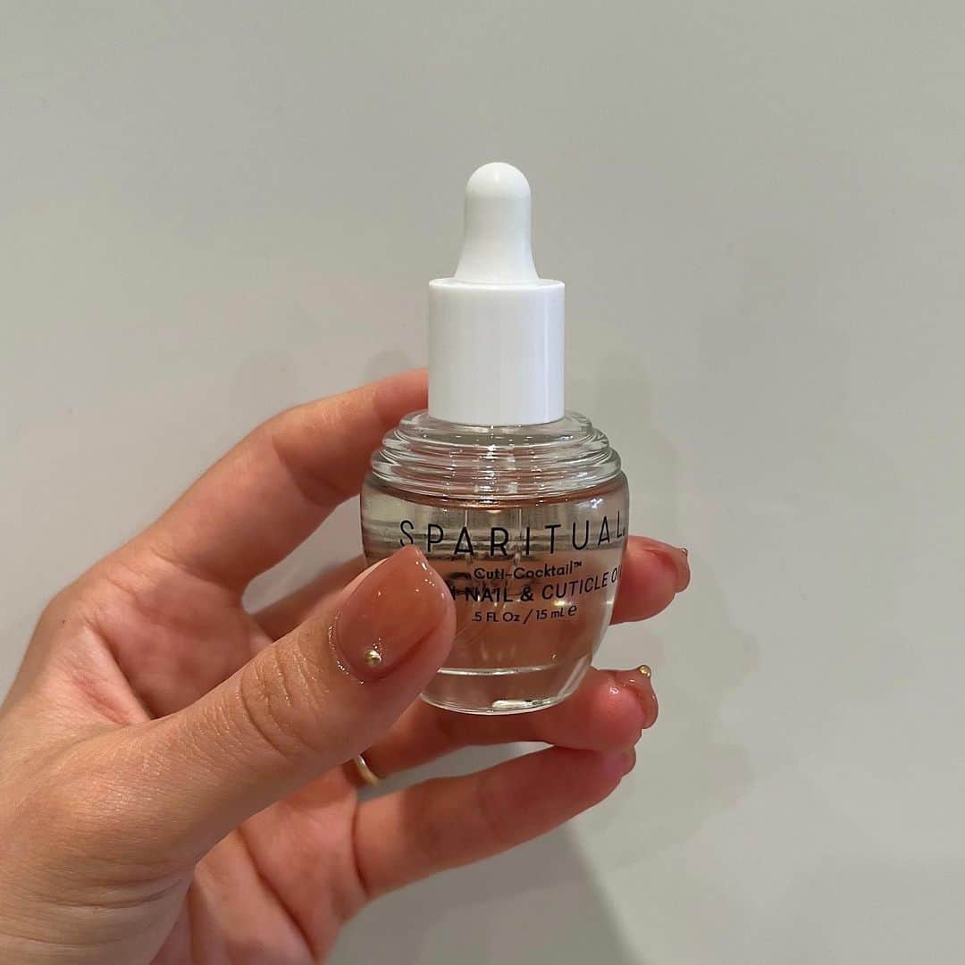 MIKI OKAMOTOのインスタグラム：「. お気に入りキューティクルオイル🍏 ネイルの仕上げに使用しています💅  お客様にも好評で嬉しい🫶  .」